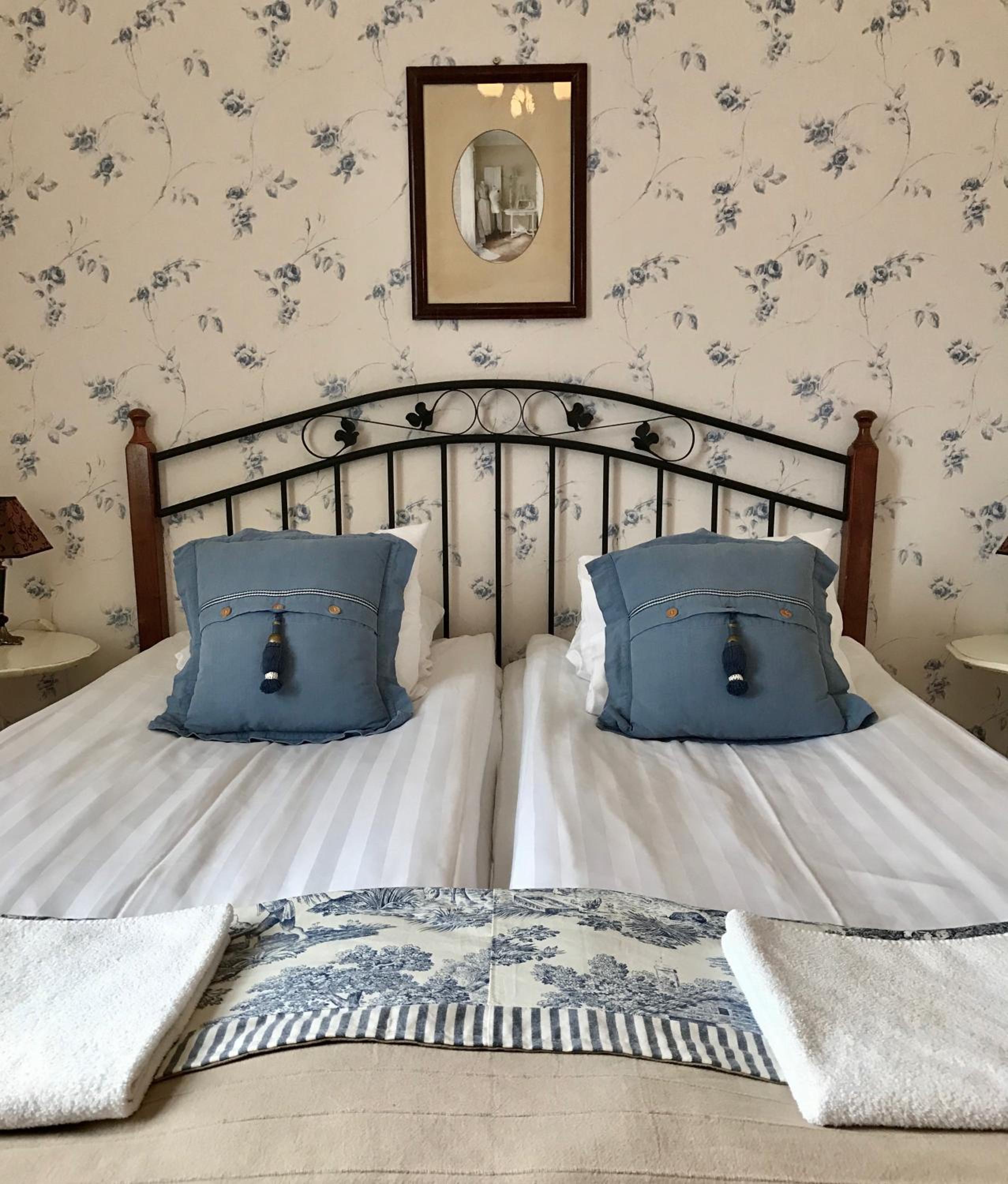 Double Room with Shared Shower and Toilet photo 1