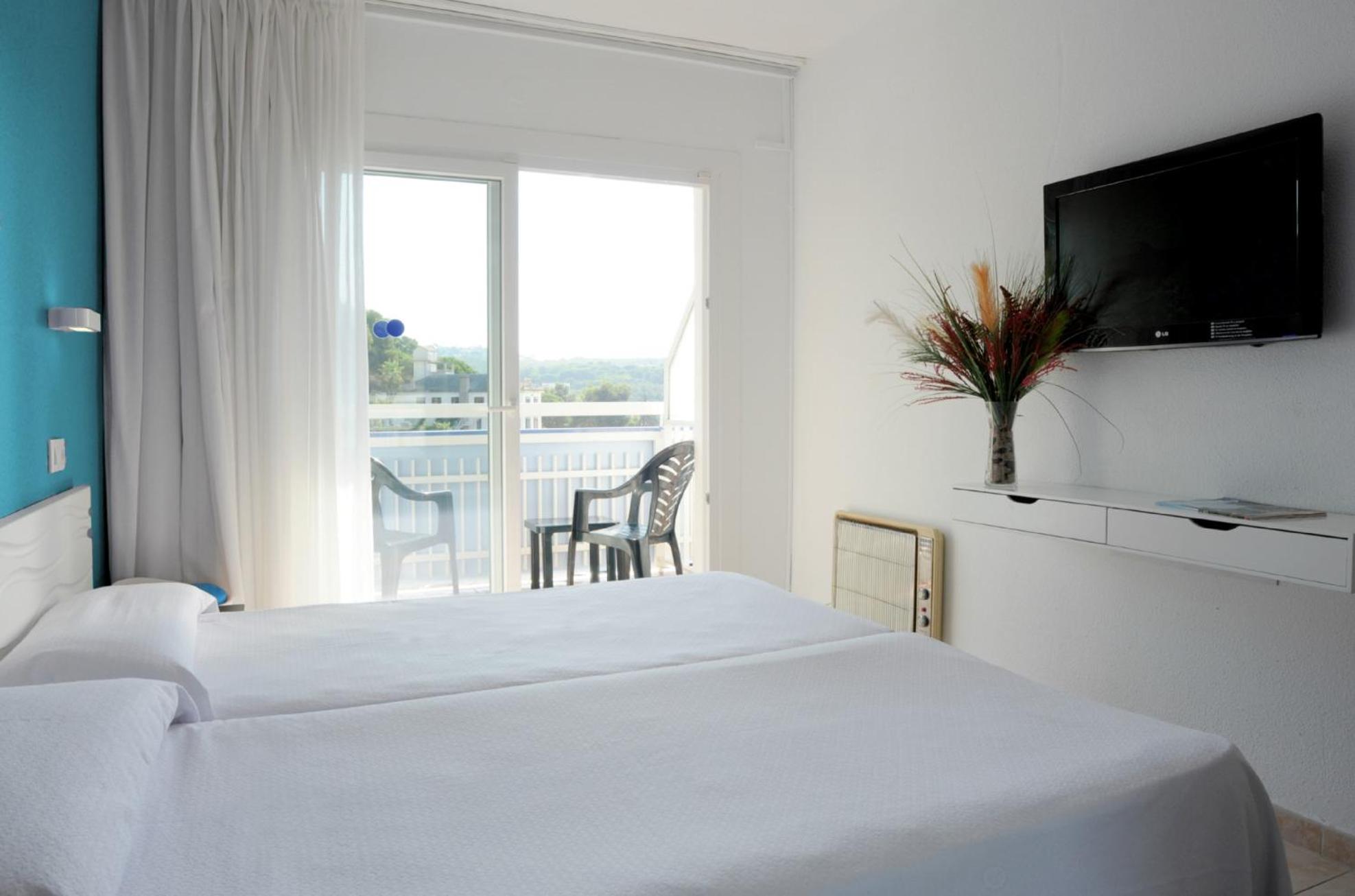 Relax in comfort and style at our cozy hotel room!