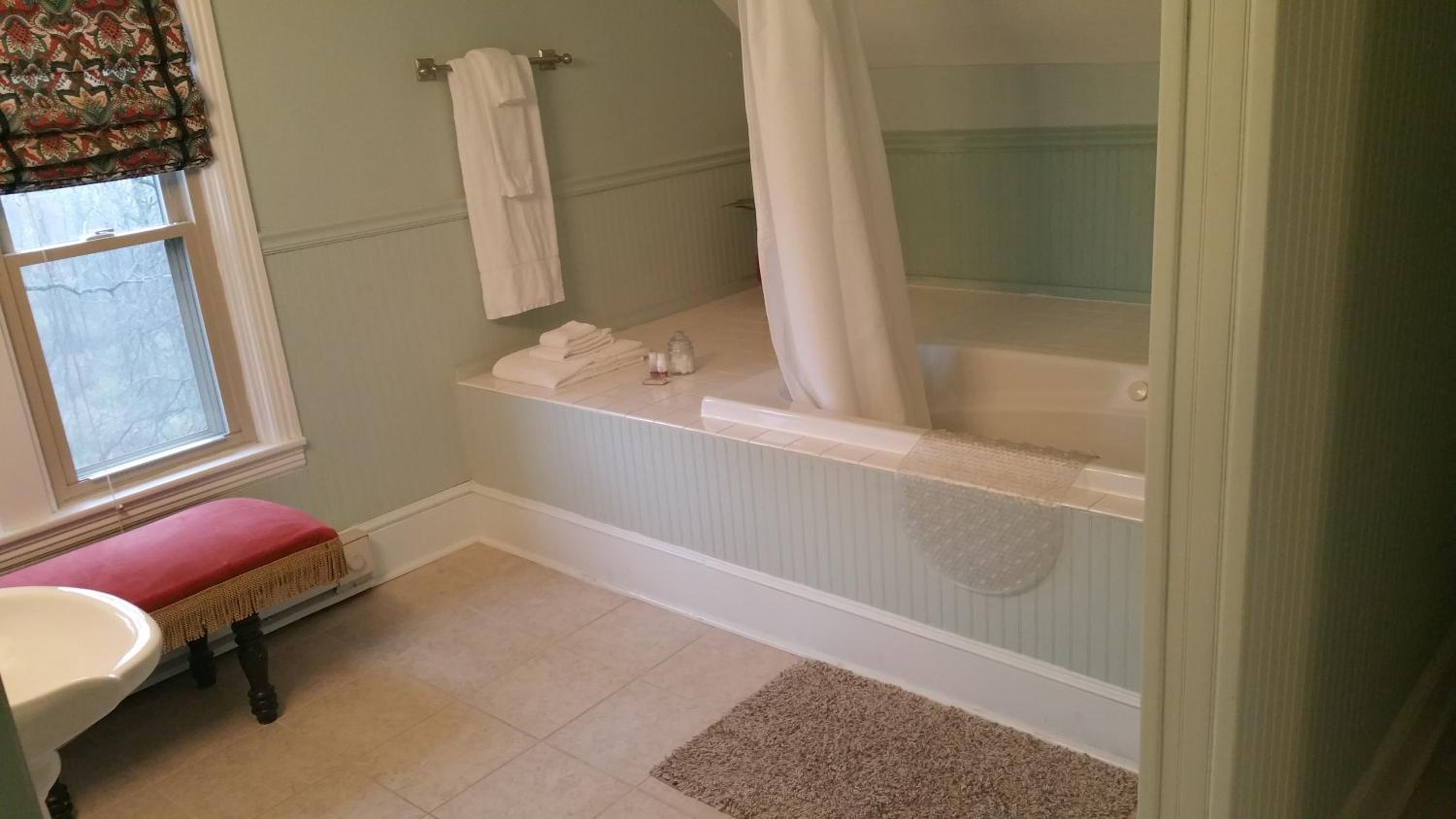 Queen Room with Whirlpool photo 3