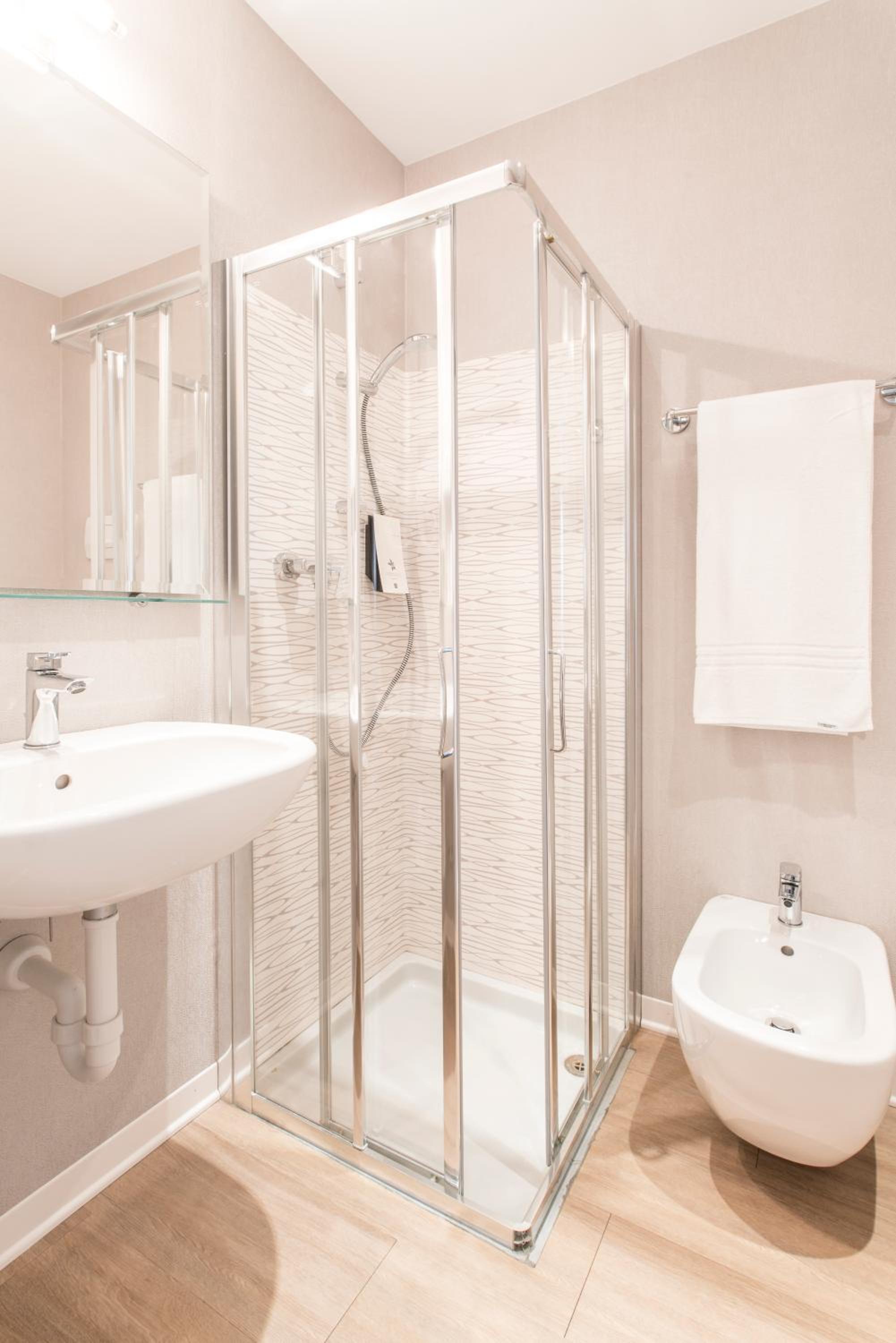 Standard Double or Twin Room - Photo 4