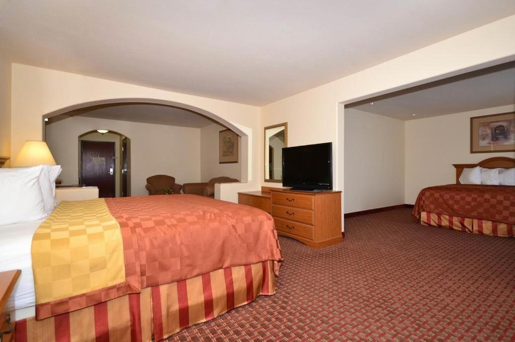 Oversize Suite with Wet Bar - Non-Smoking - Photo 2