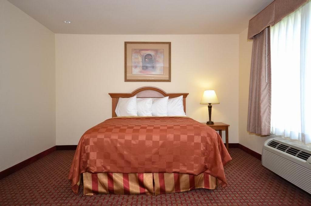 Oversize Suite with Wet Bar - Non-Smoking - Photo 3