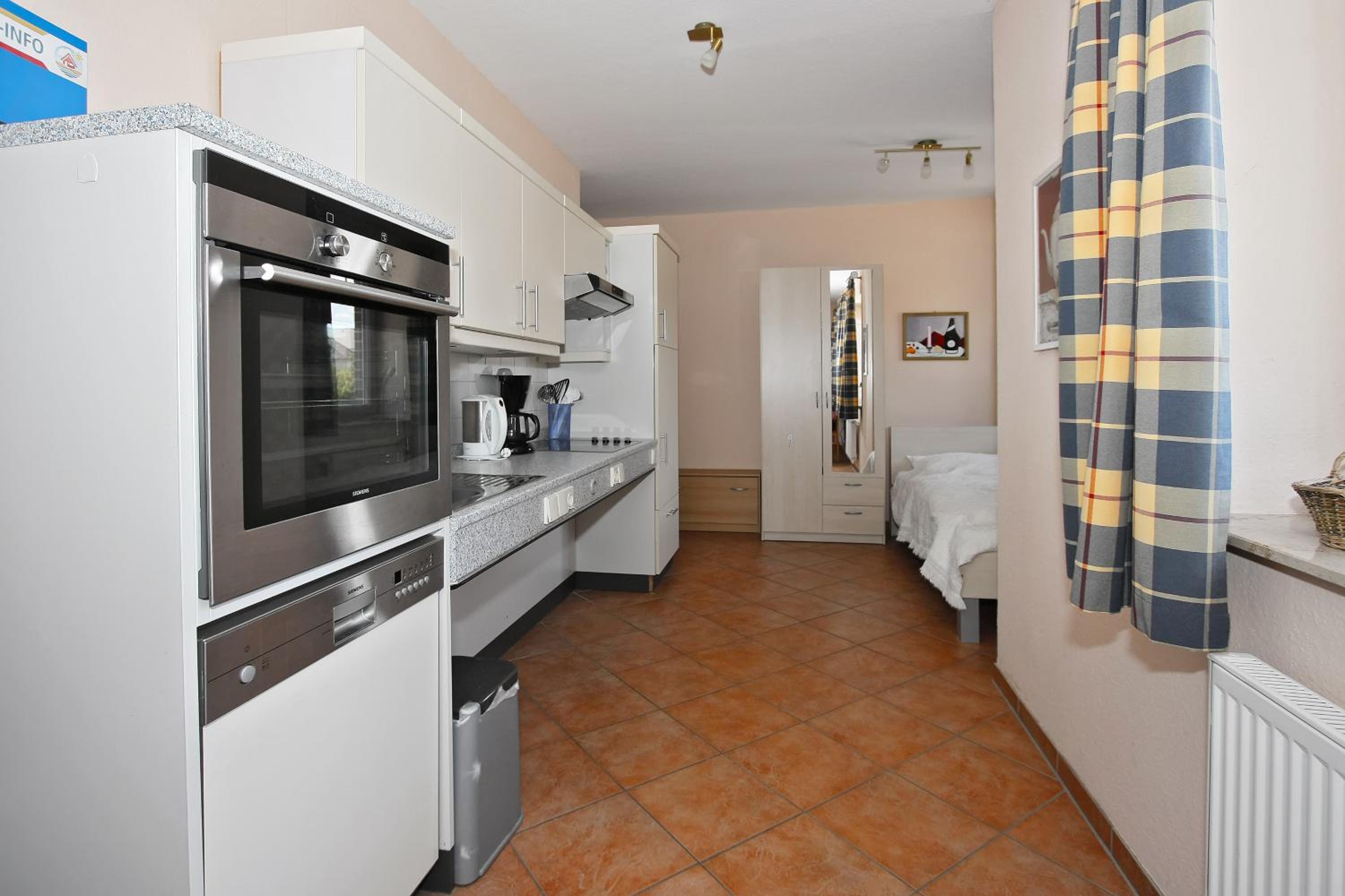 Apartment With Separate Bedroom And Terrace - Ground Floor (Disability Access) "Arosa 1" photo 2