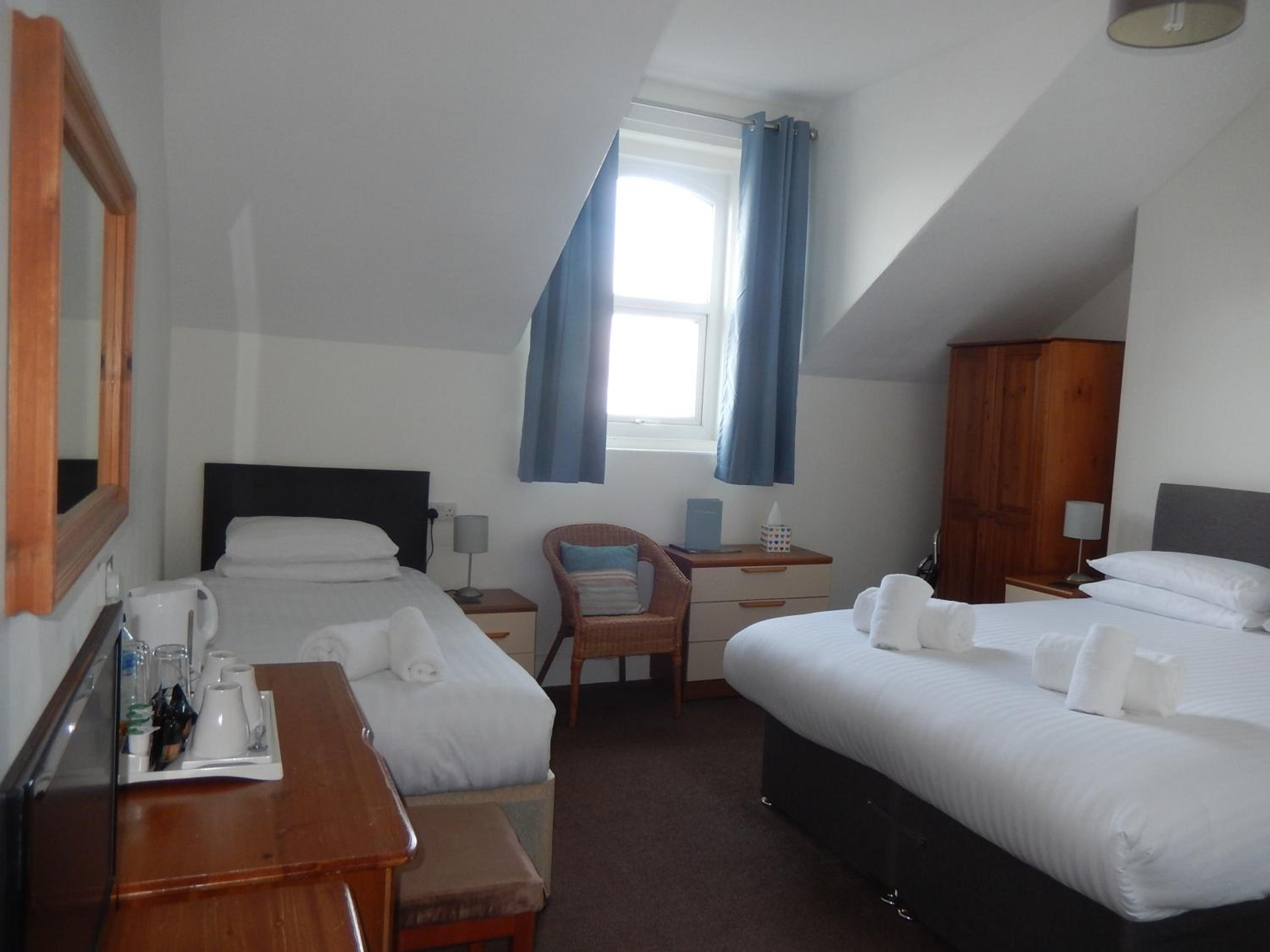 Family Room (2 Adults + 1 Child) 10