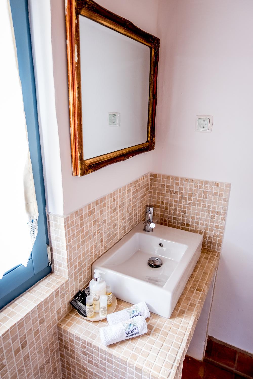 Deluxe Double Room with Balcony photo 2