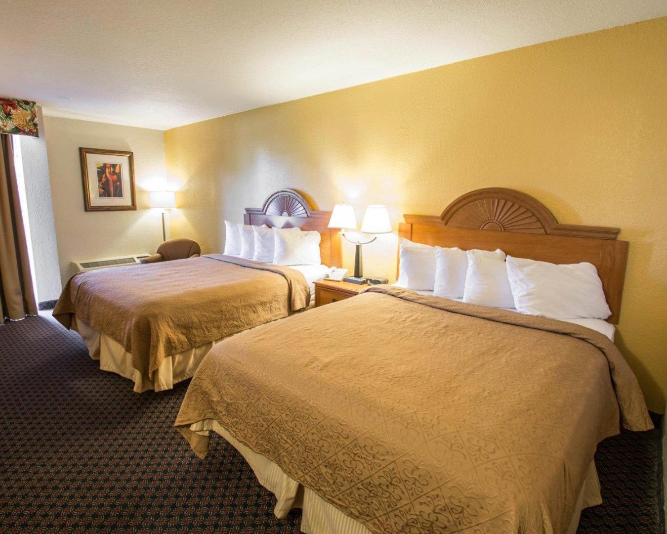 Queen Room with Two Queen Beds - Non-Smoking photo 2