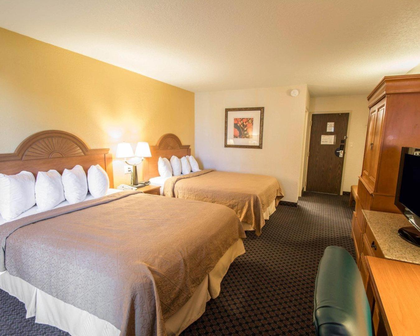 Queen Room with Two Queen Beds - Non-Smoking photo 3