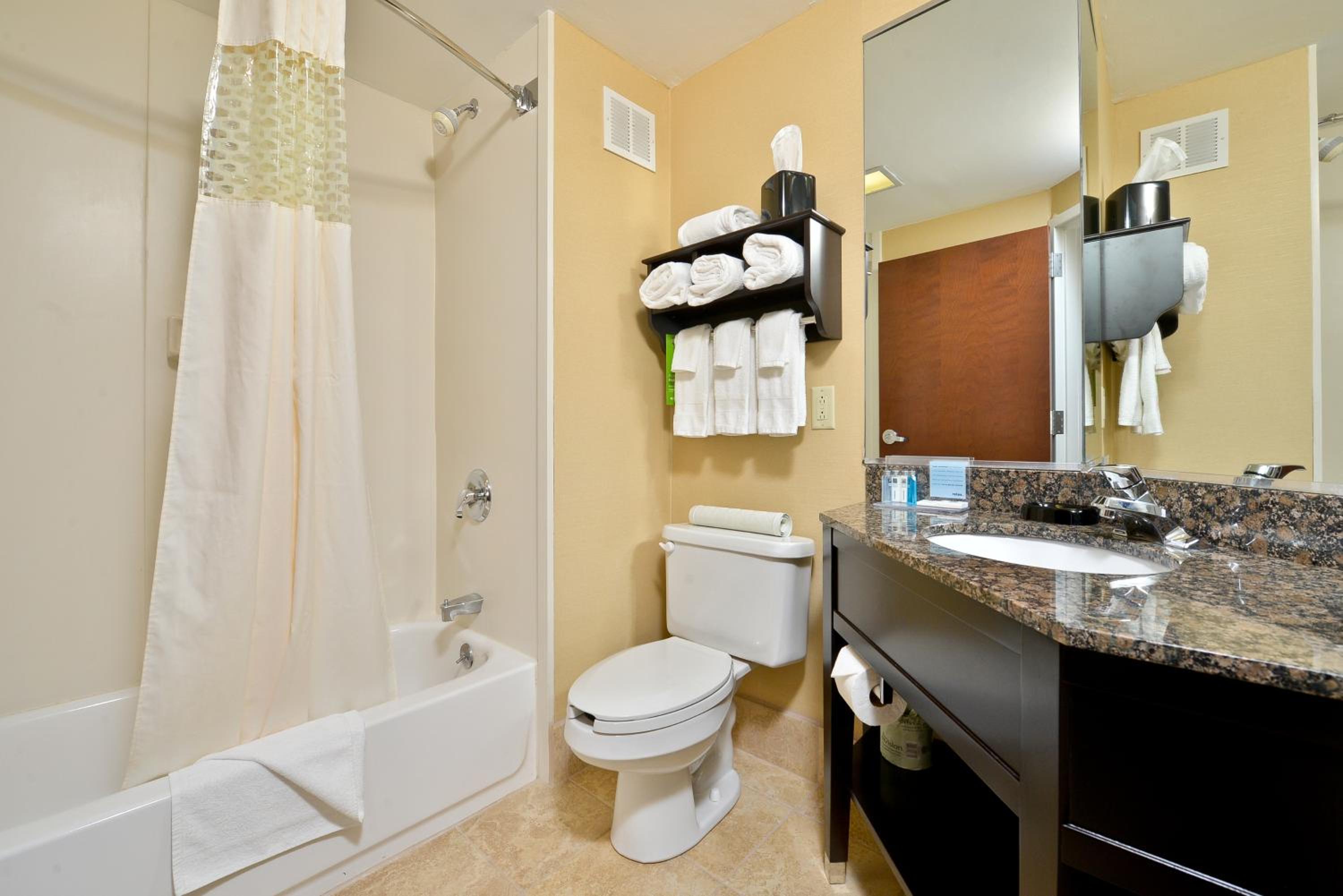 Standard Queen Room with Two Queen Beds - Non Smoking  - Photo 6