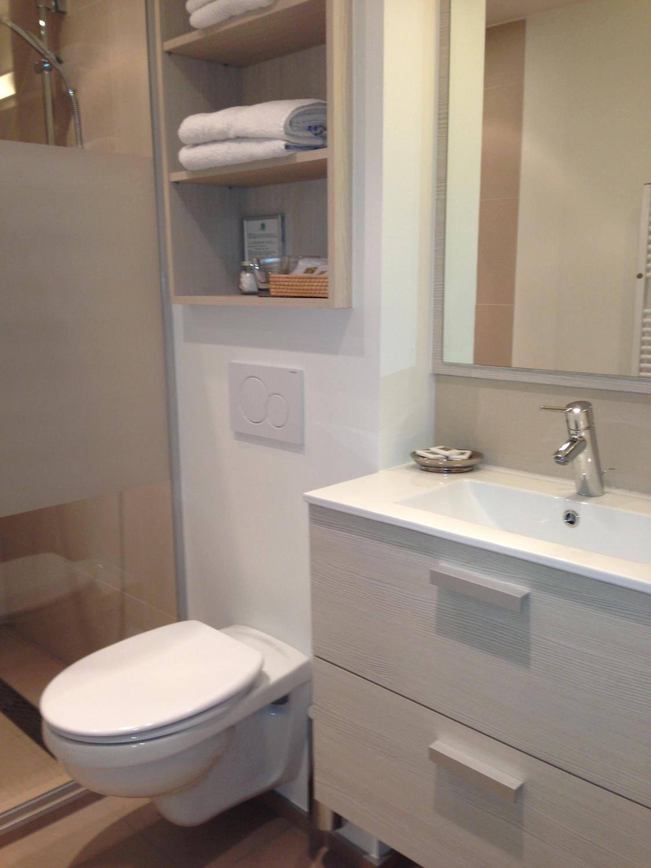 Deluxe Double or Twin Room - Photo 6