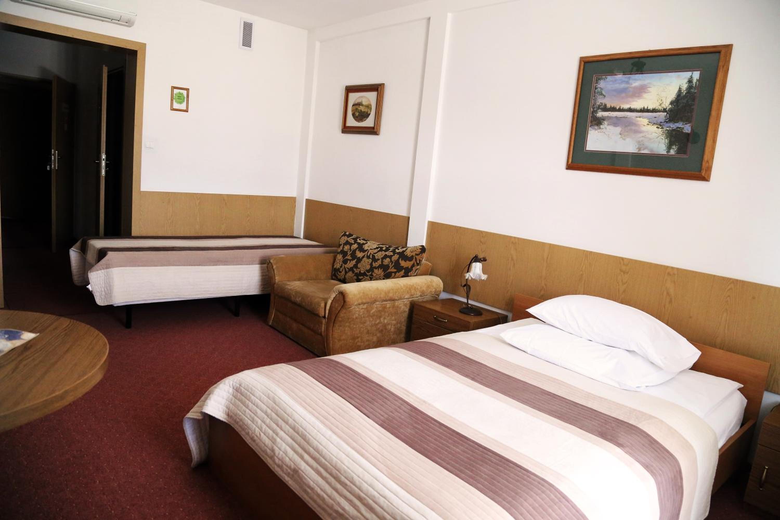 Standard Queen Room - Photo 10