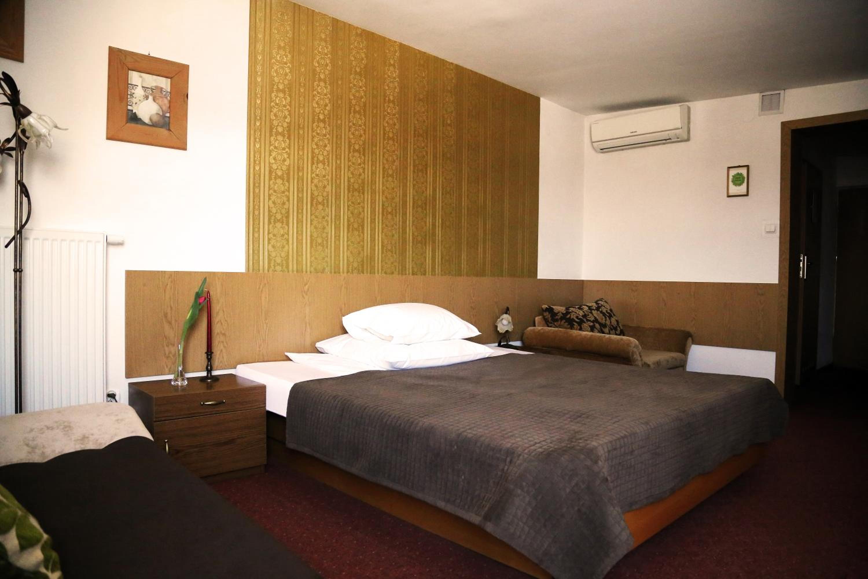Standard Queen Room - Photo 11