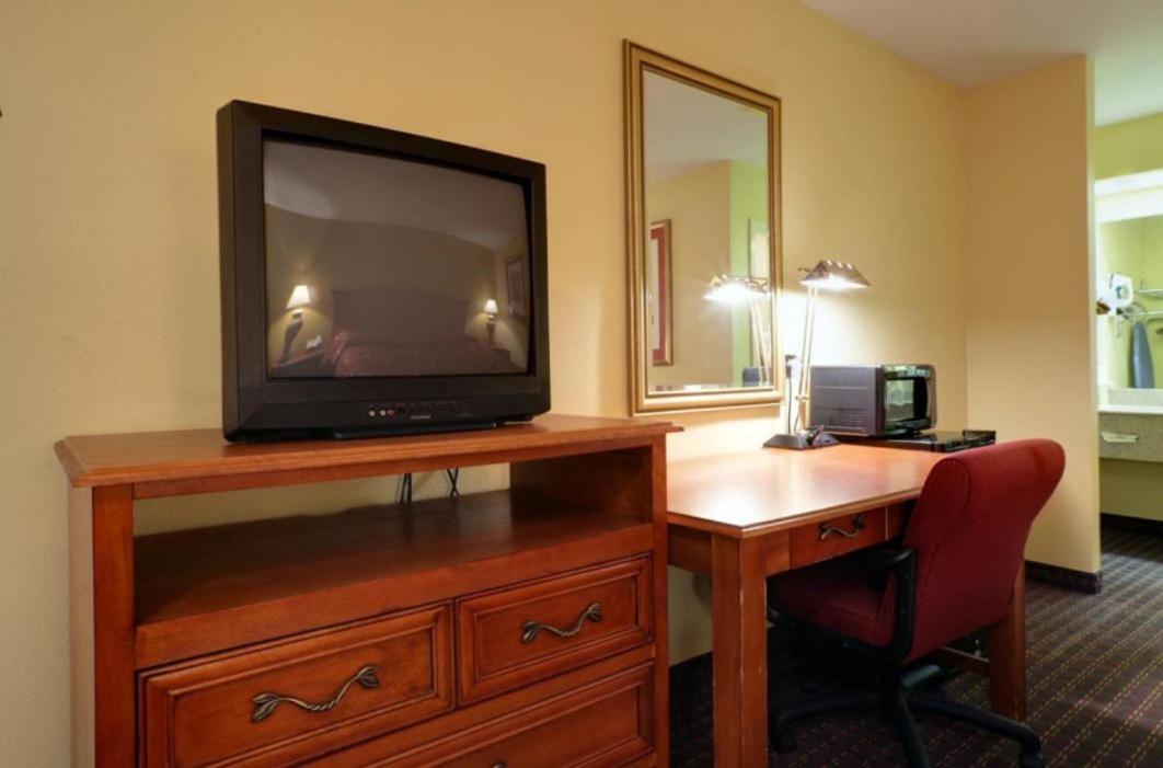 Queen Room with Two Queen Beds photo 2