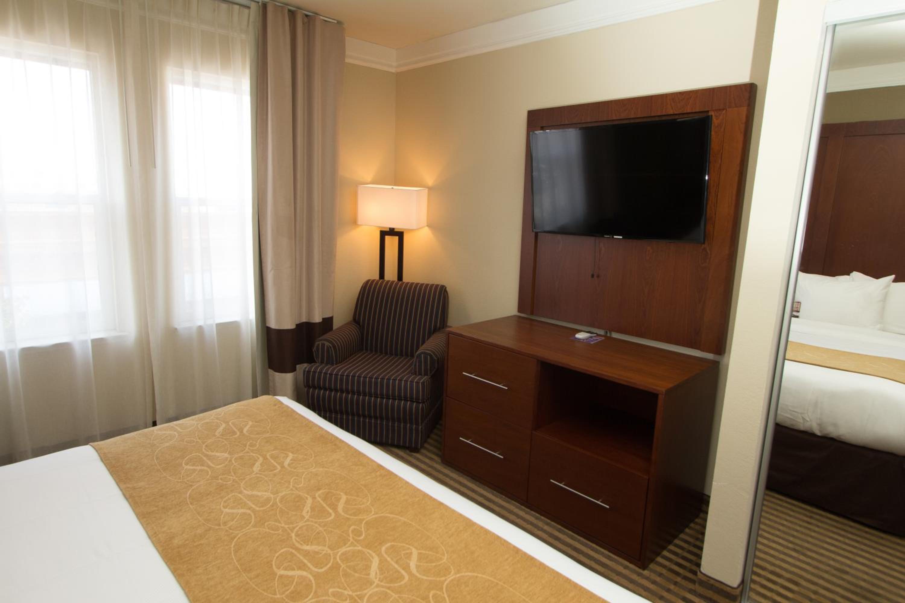 King Suite with Sofa Bed - Accessible/Non-Smoking - Photo 3