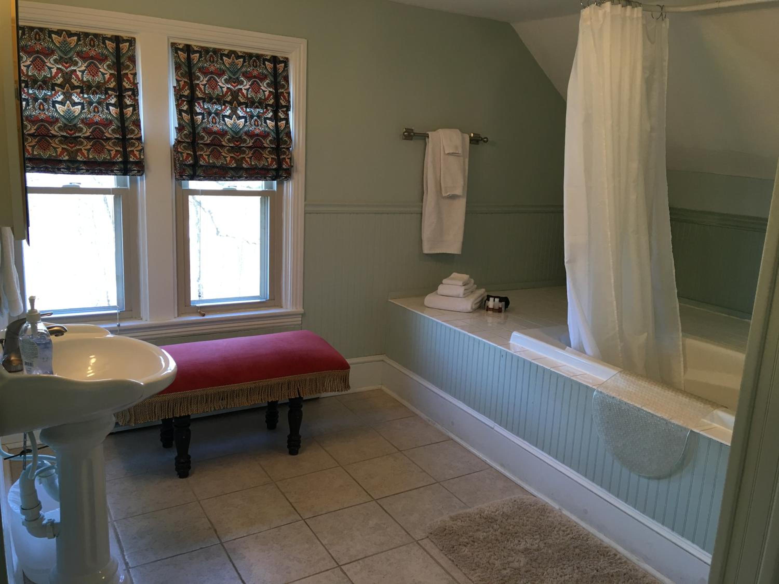 Queen Room with Whirlpool photo 2