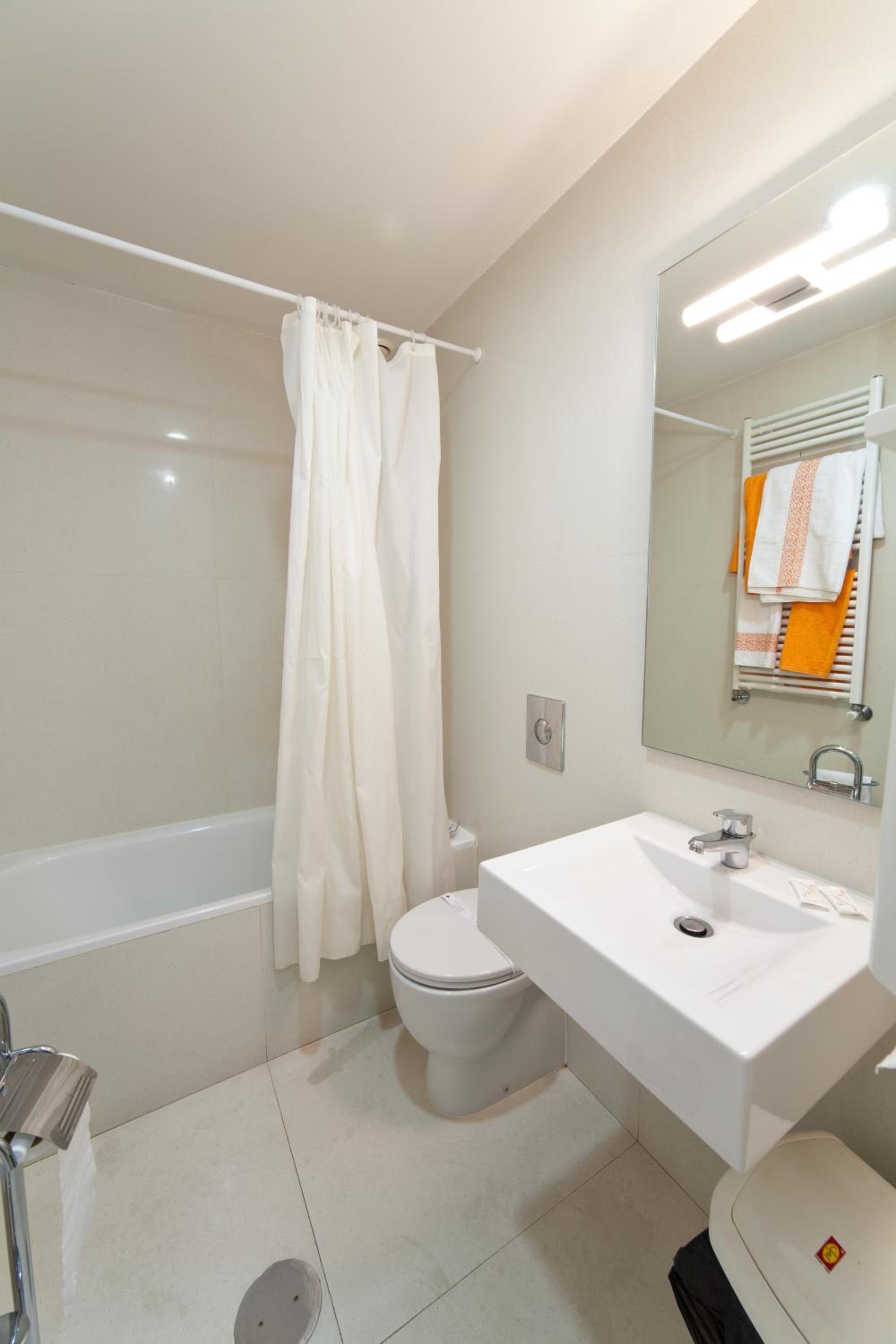Double or Twin Room - Photo 4