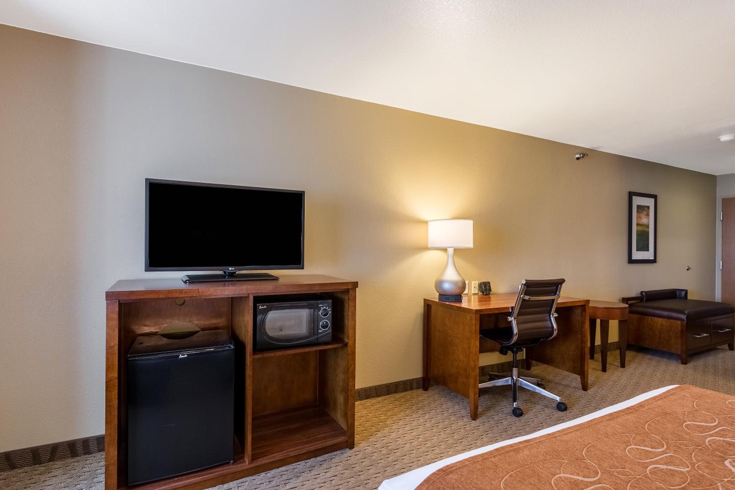 Queen Suite with Two Queen Beds - Non-Smoking - Photo 8