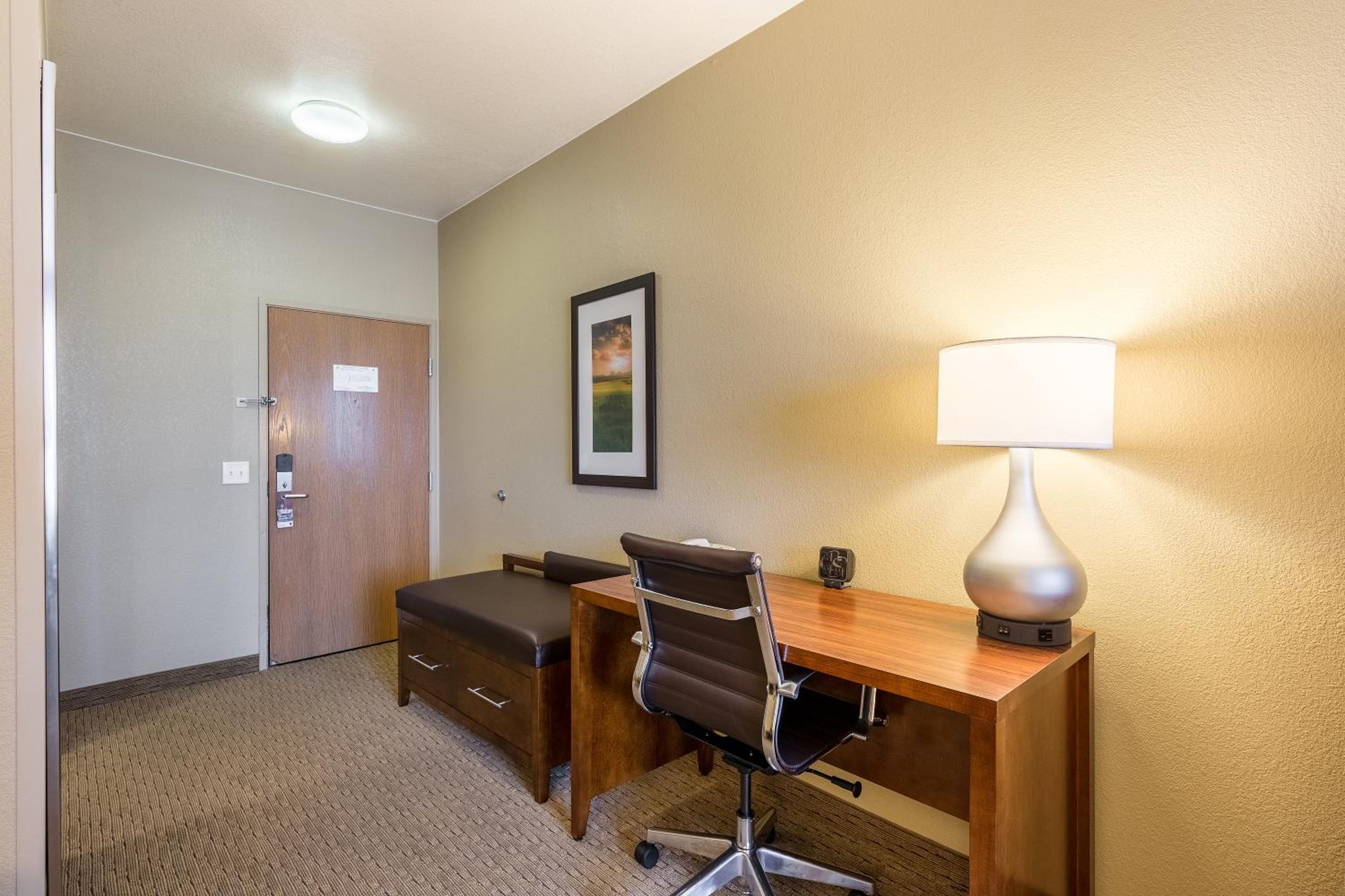 King Suite with Sofa Bed - Non-Smoking - Photo 1