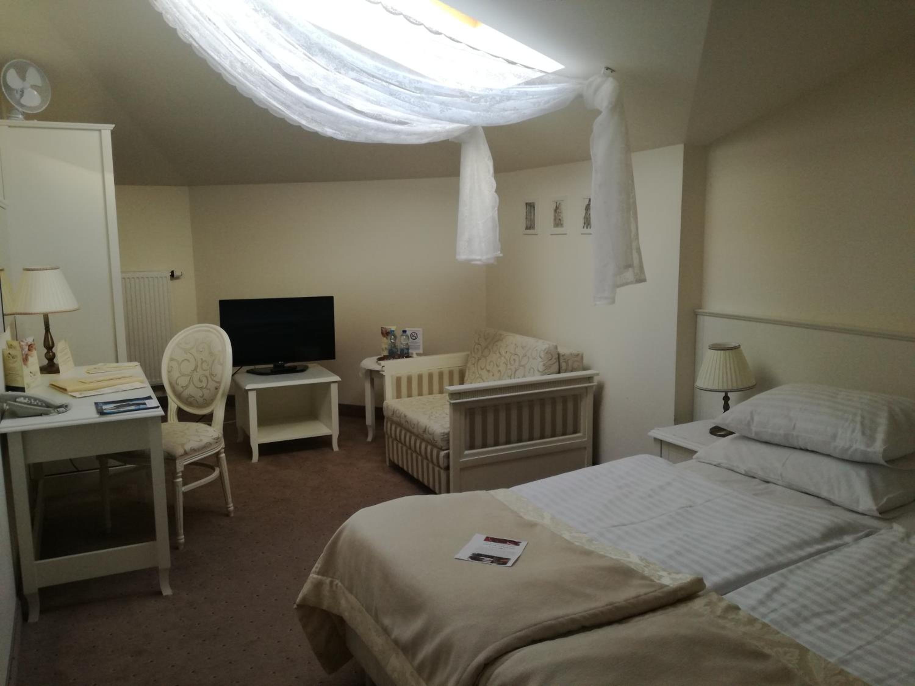 Standard Double or Twin Room - Photo 5