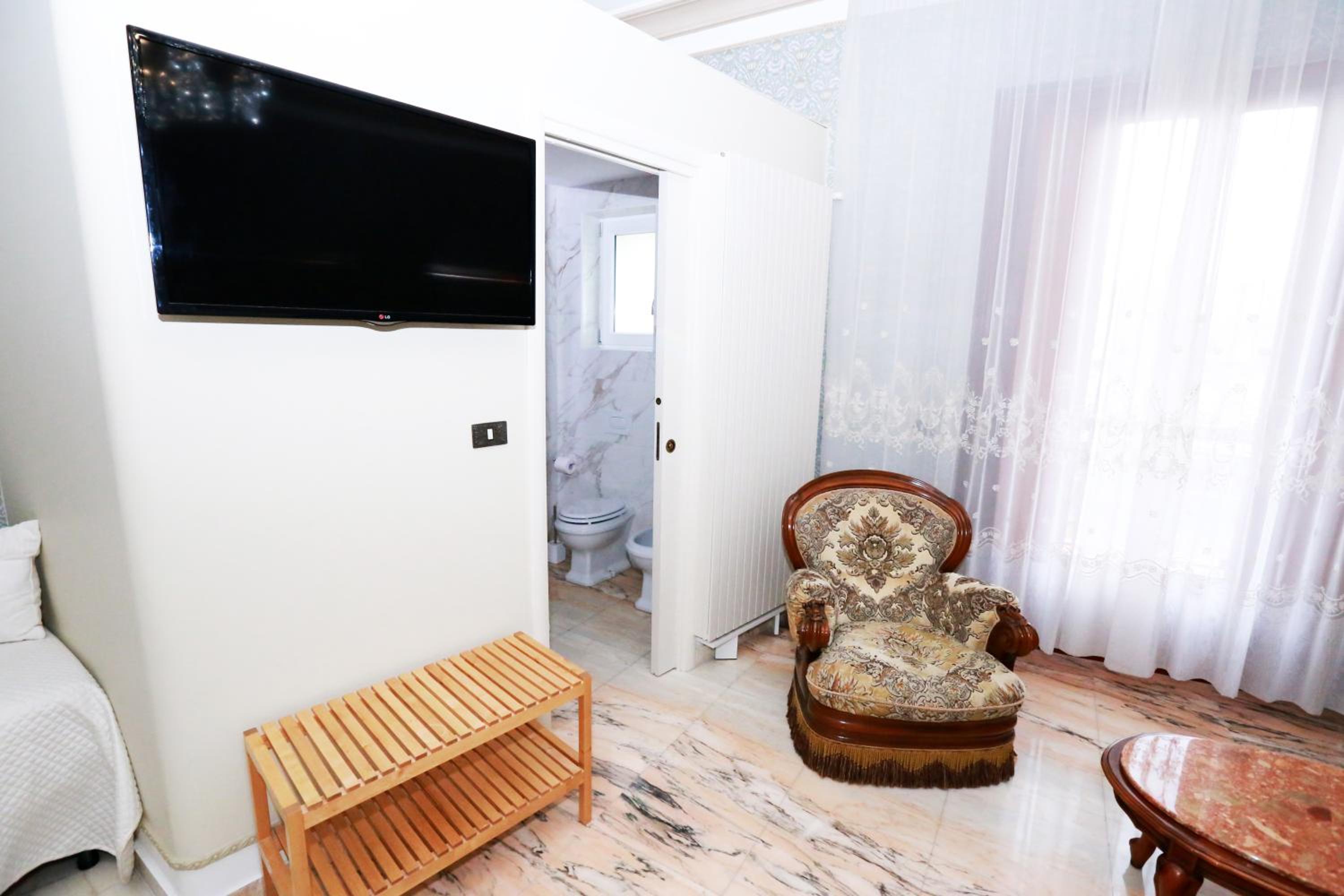 Deluxe King Suite photo 3