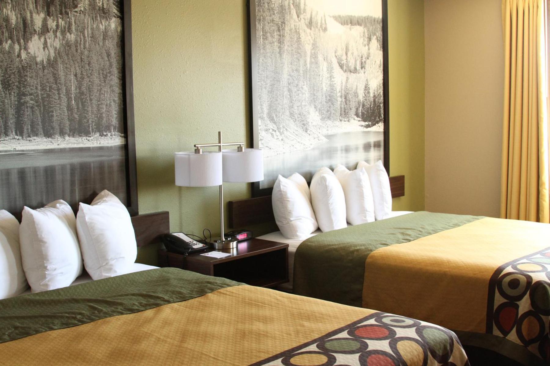 Queen Room with Two Queen Beds - Non-Smoking - Photo 3