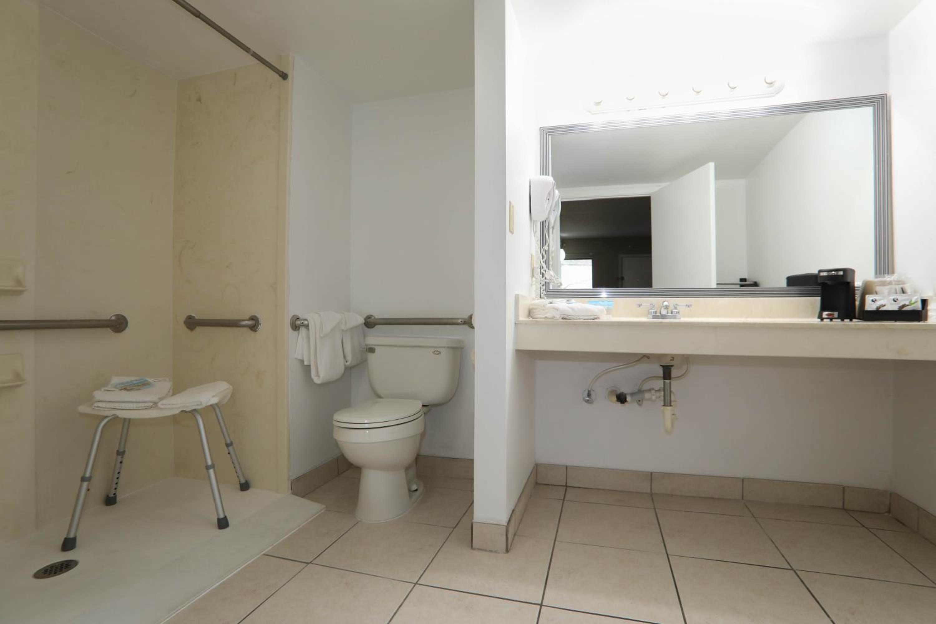 King Room - Non-Smoking - Disability Access - Photo 7
