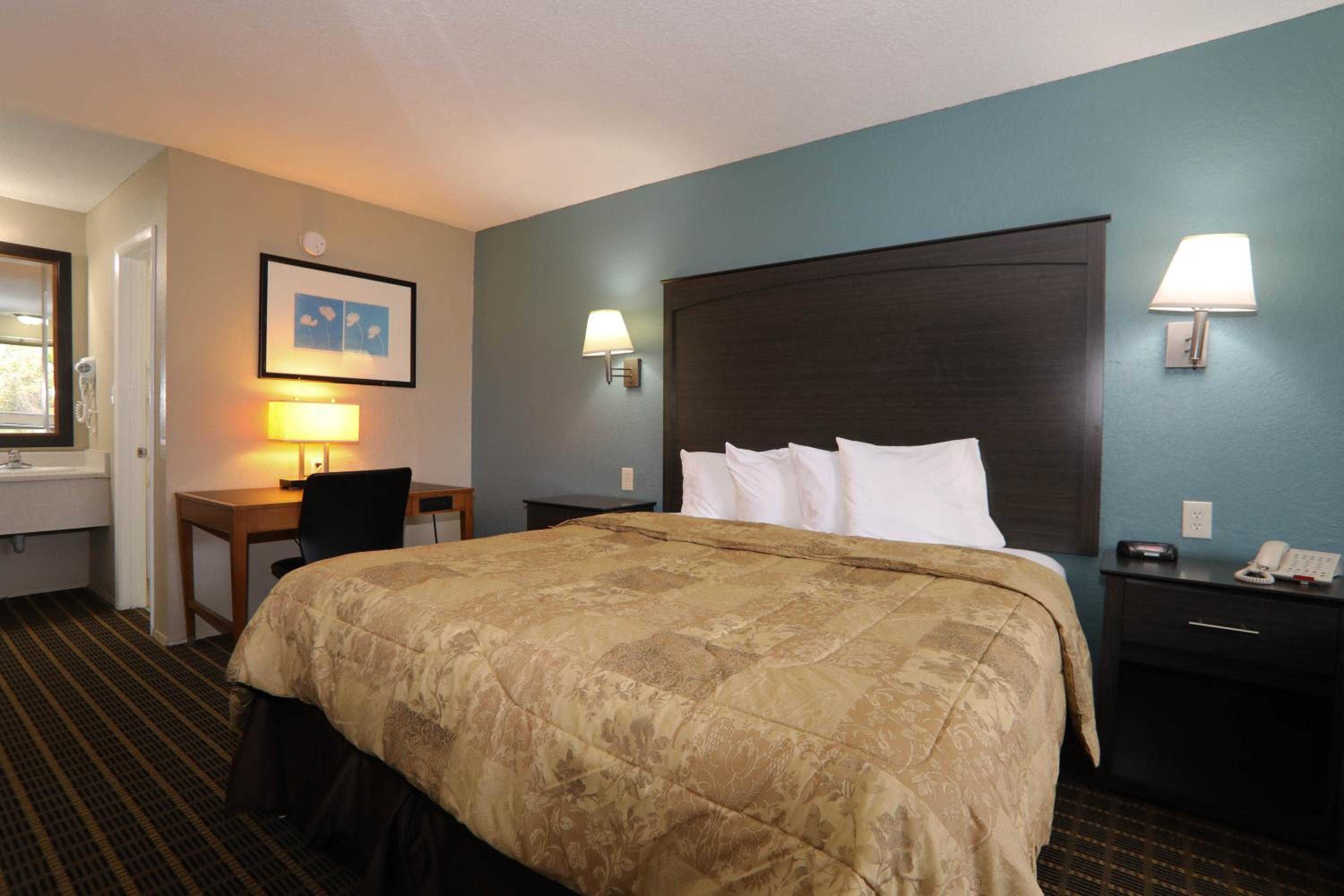 King Room - Non-Smoking photo 3