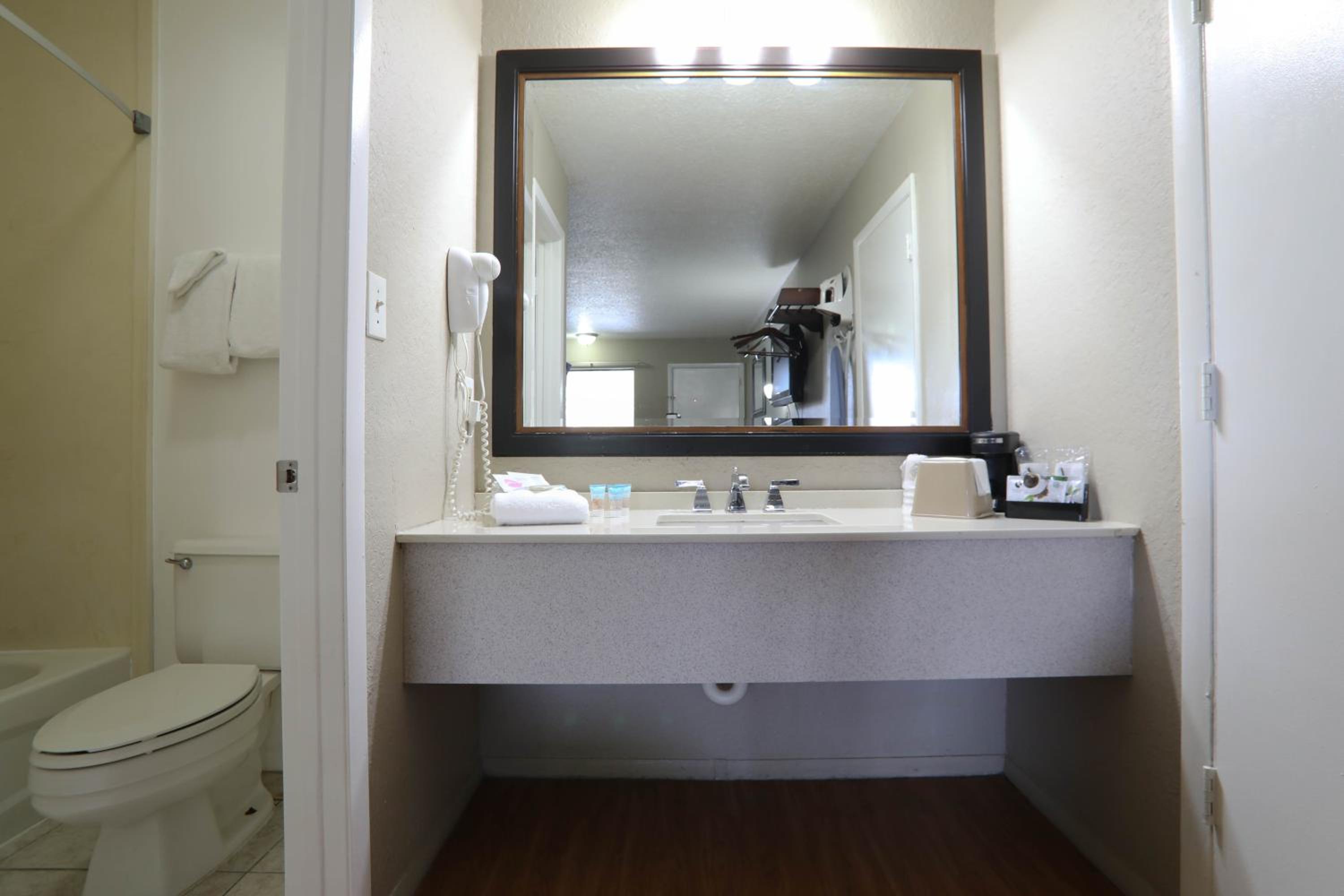 Deluxe Double Room - Photo 13