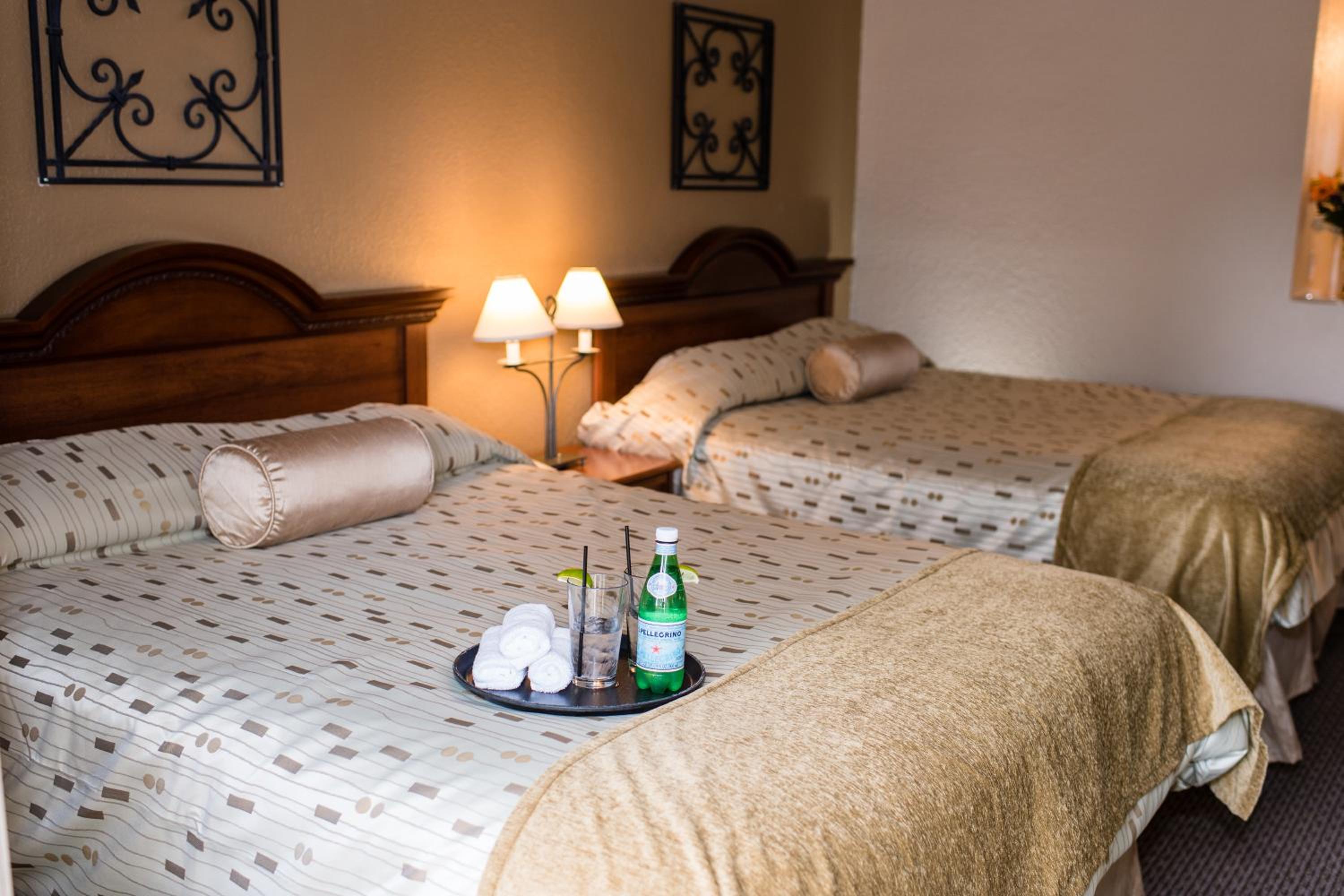 Queen Room with Two Queen Beds photo 3