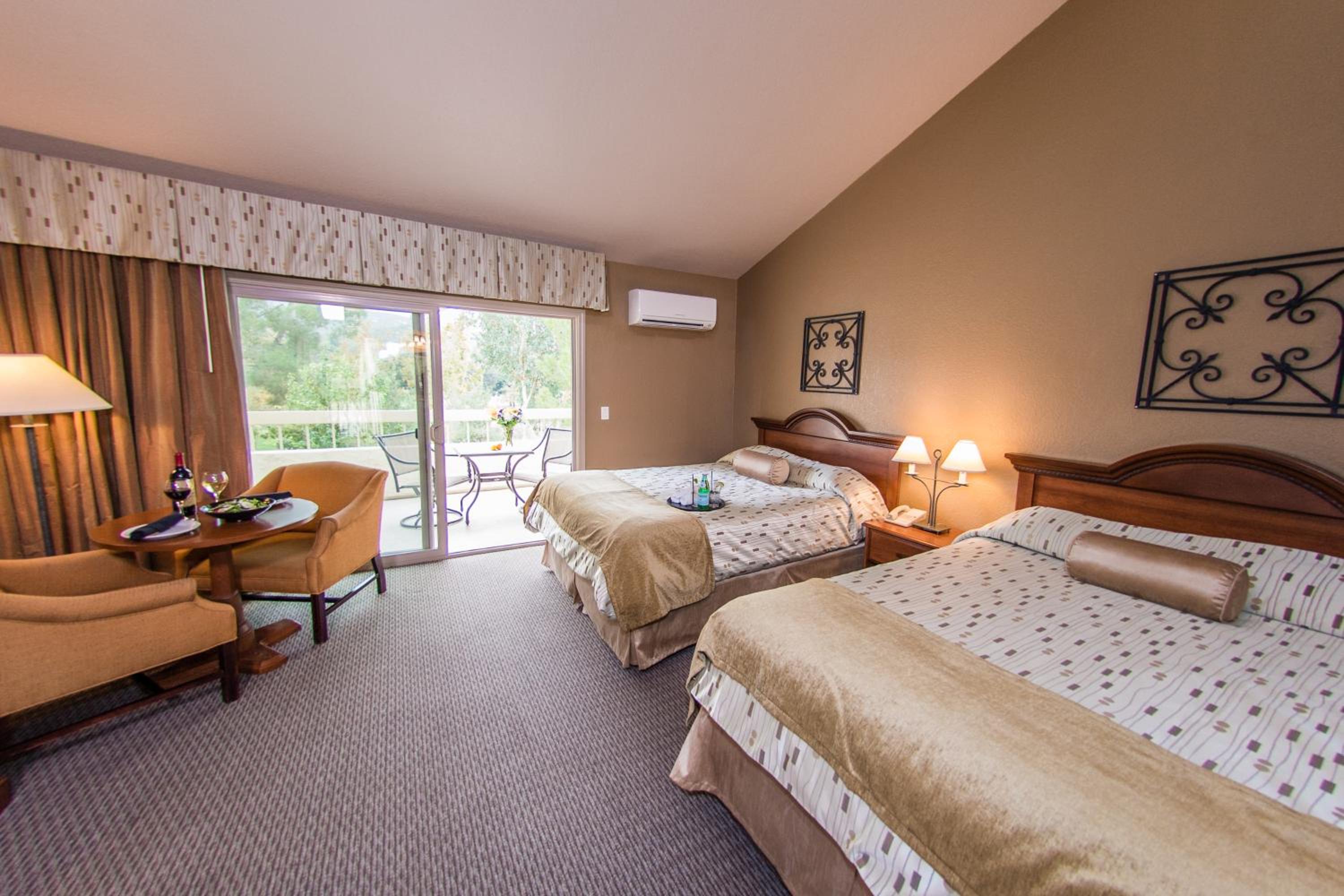 Queen Room with Two Queen Beds photo 1