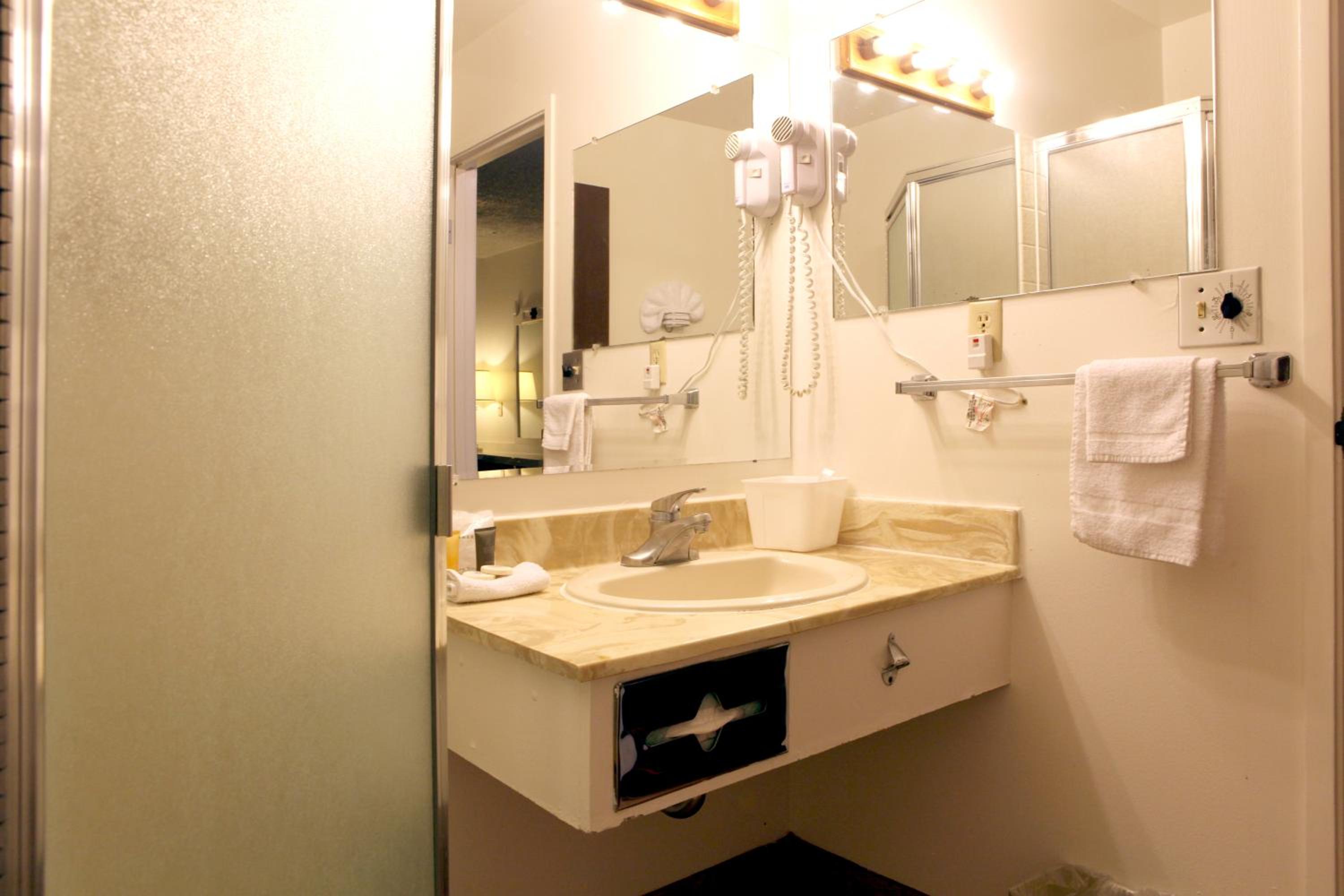 King Room - Non-Smoking - Photo 3