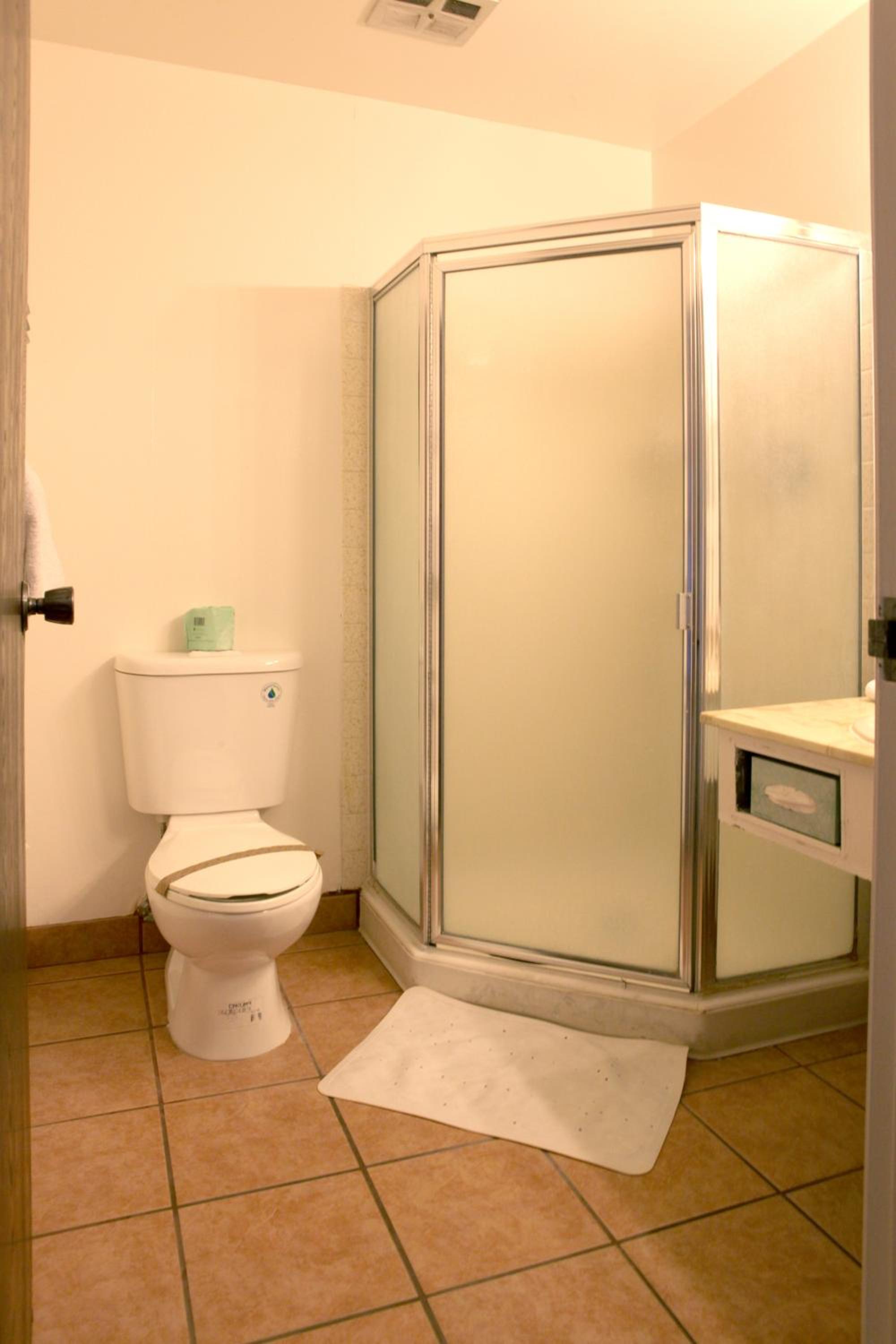 King Room - Non-Smoking - Photo 4