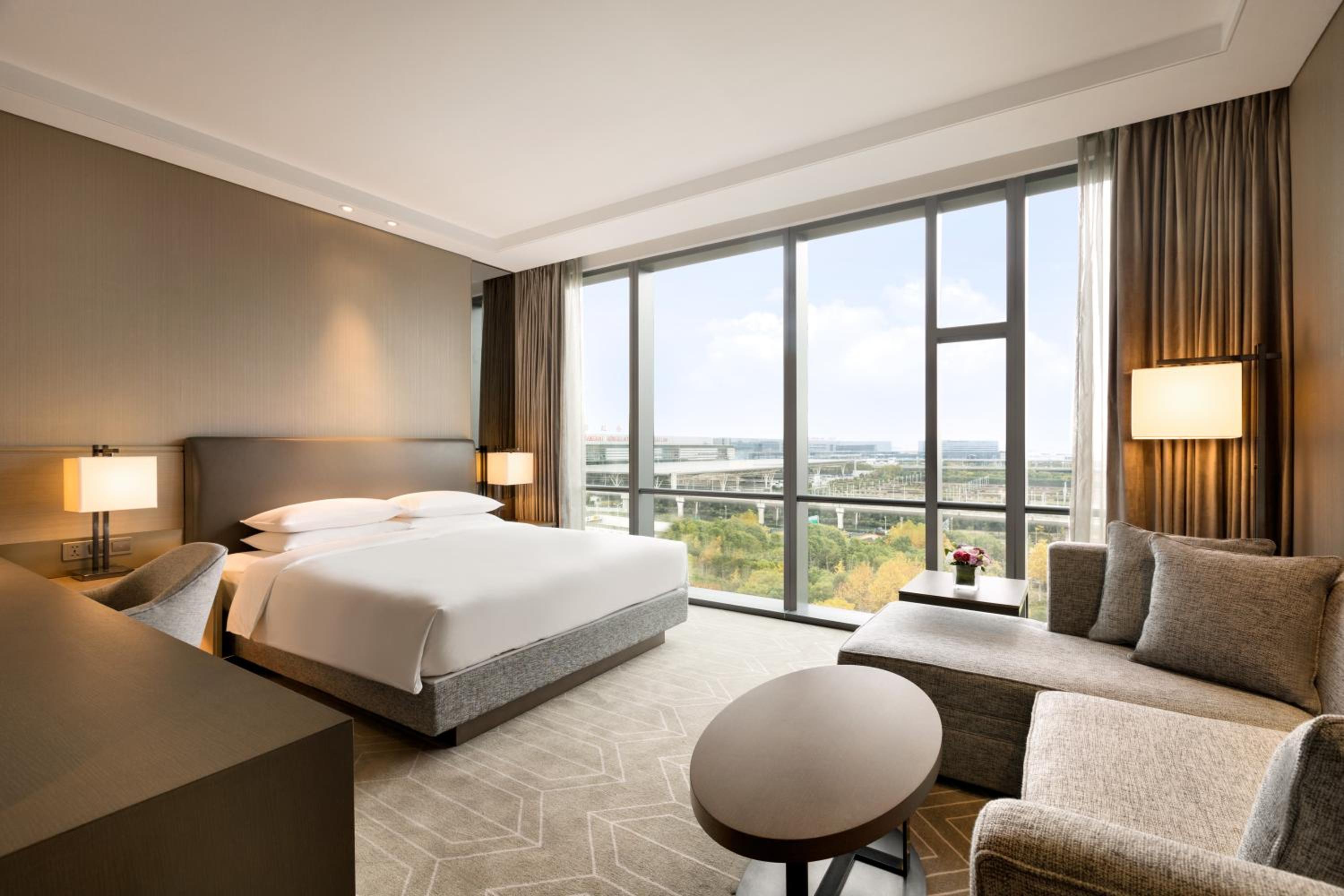 King Room with Sofa Bed and View photo 1