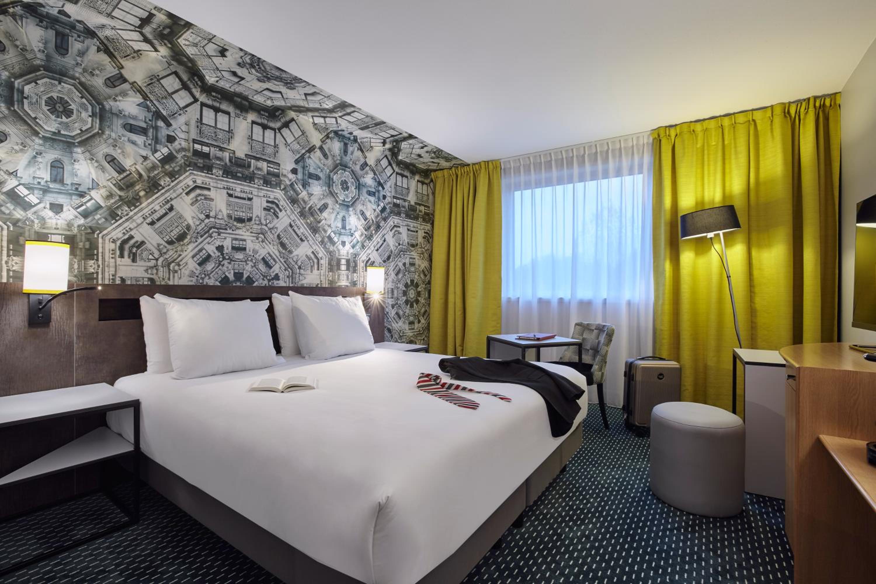 Suite with Double Bed and Two Single Beds - Photo 1