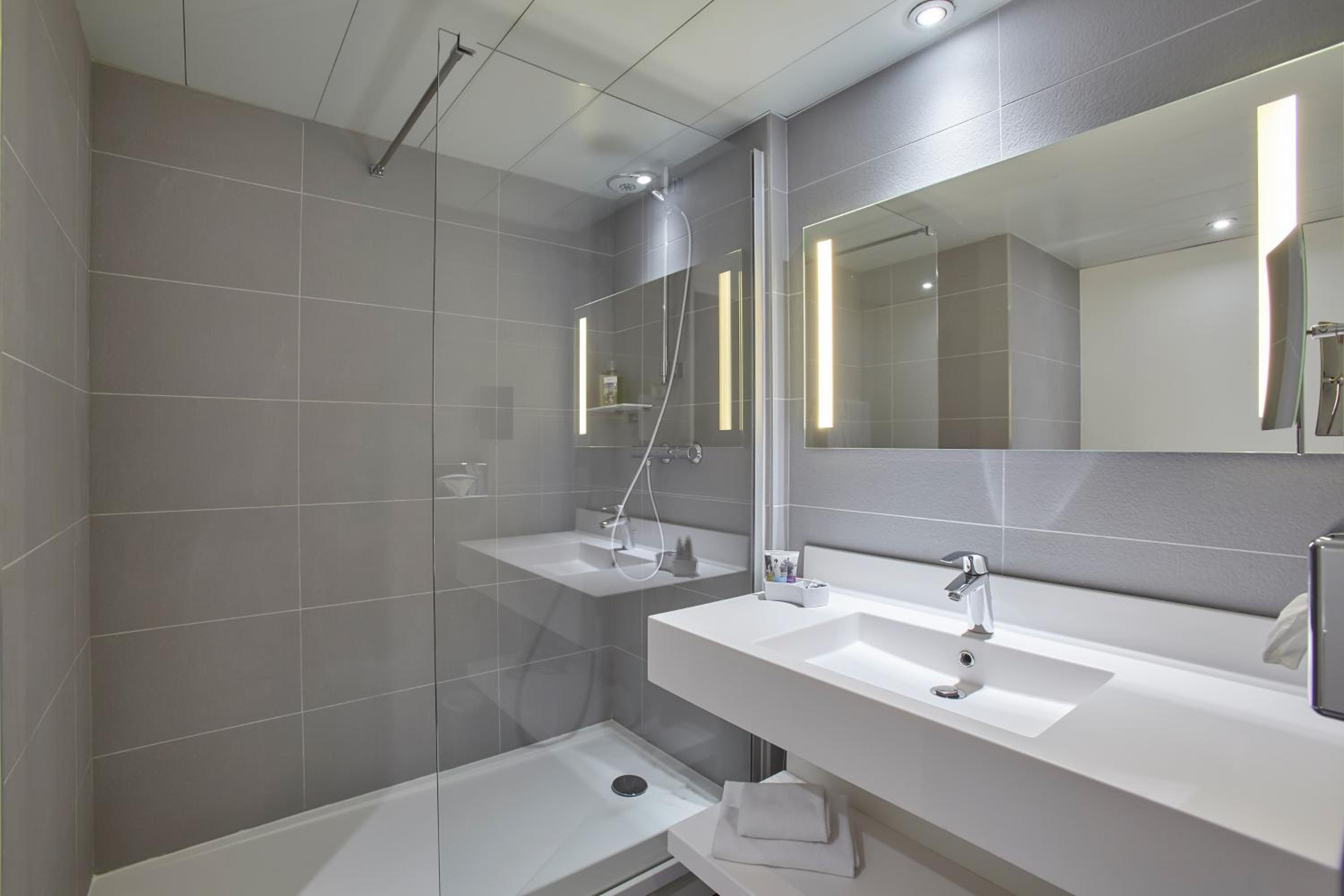 Suite with Double Bed and Two Single Beds - Photo 5