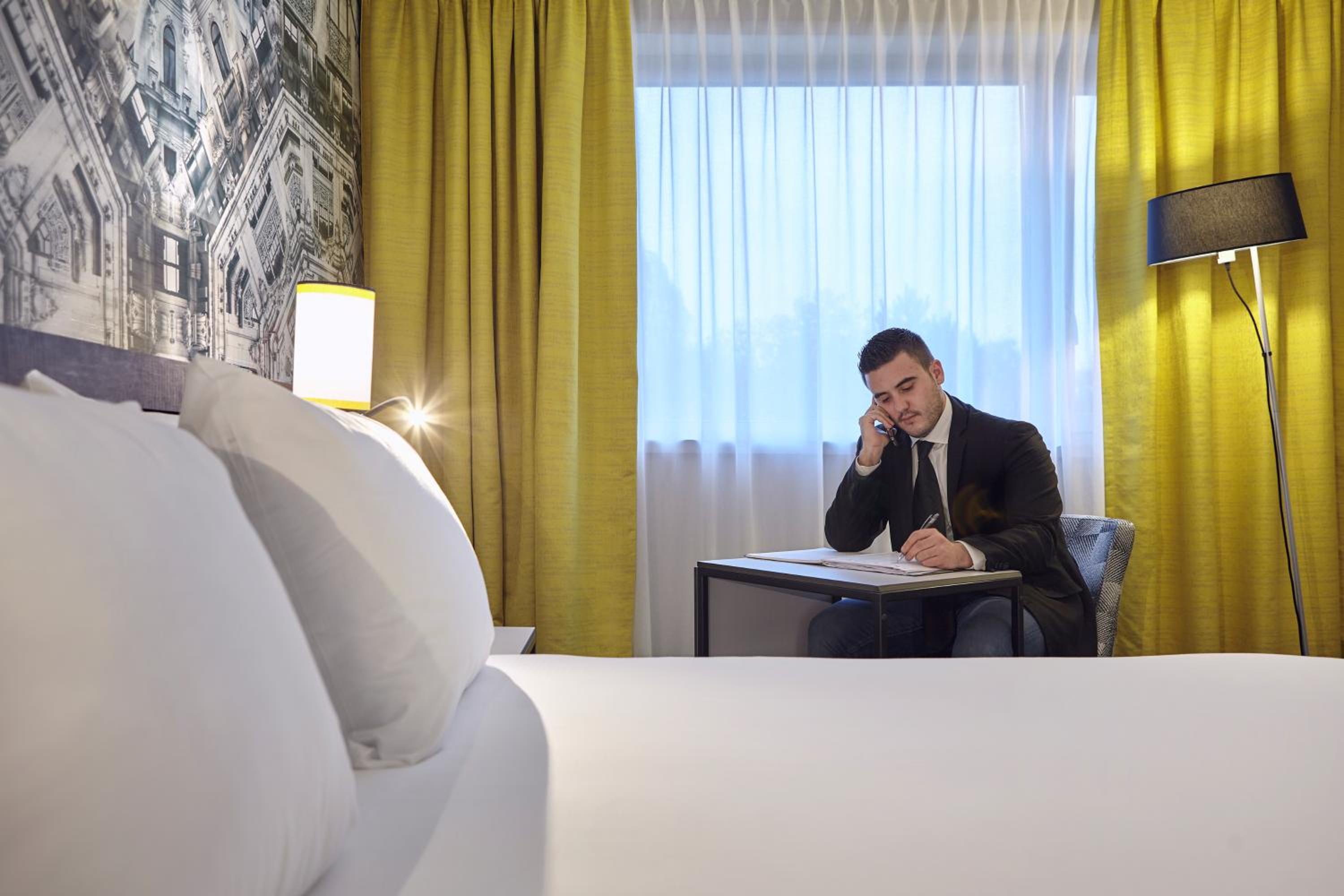 Suite with Double Bed and Two Single Beds - Photo 9