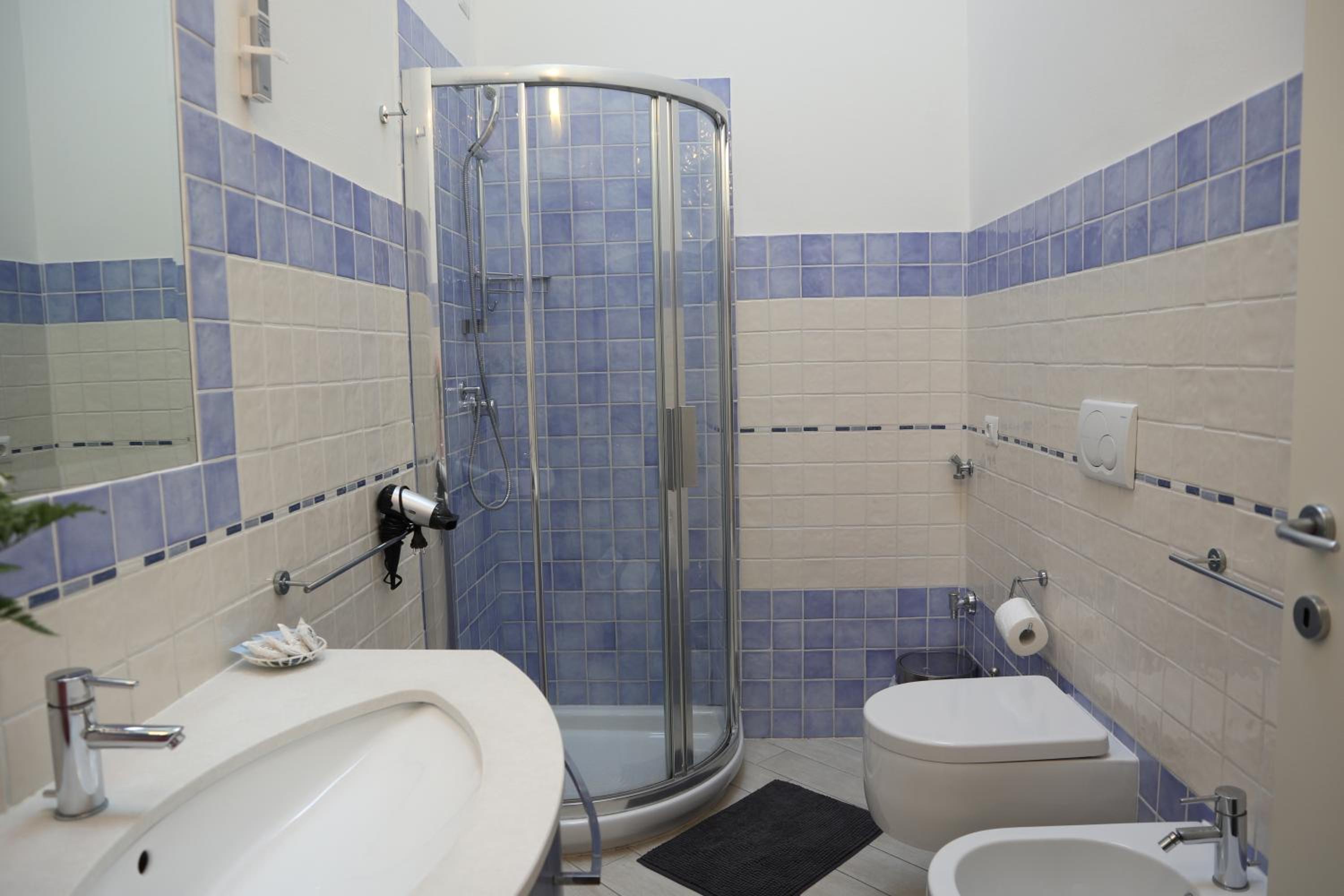 Large Quadruple Room  - Photo 6