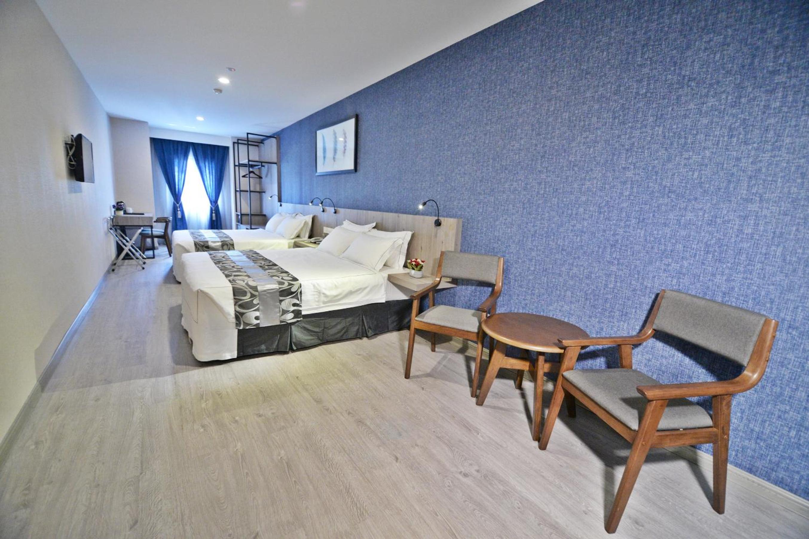 Superior Family Room - Photo 2