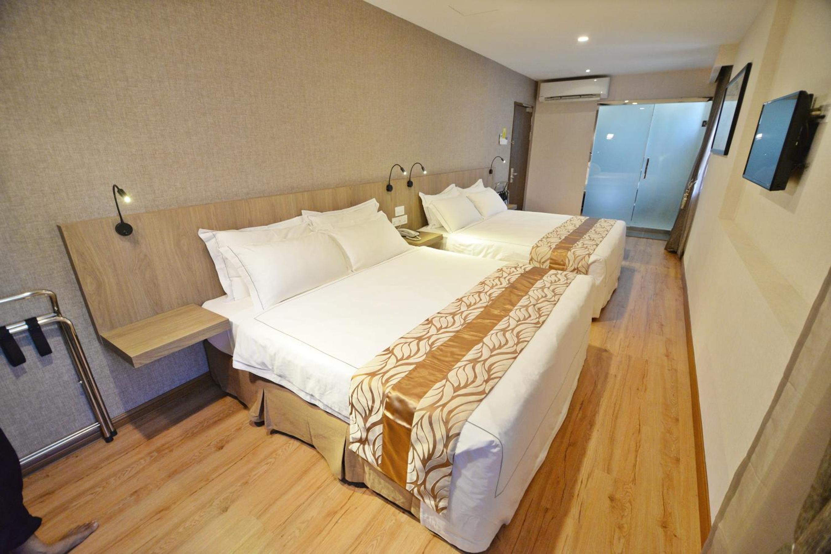 Superior Family Room - Photo 8