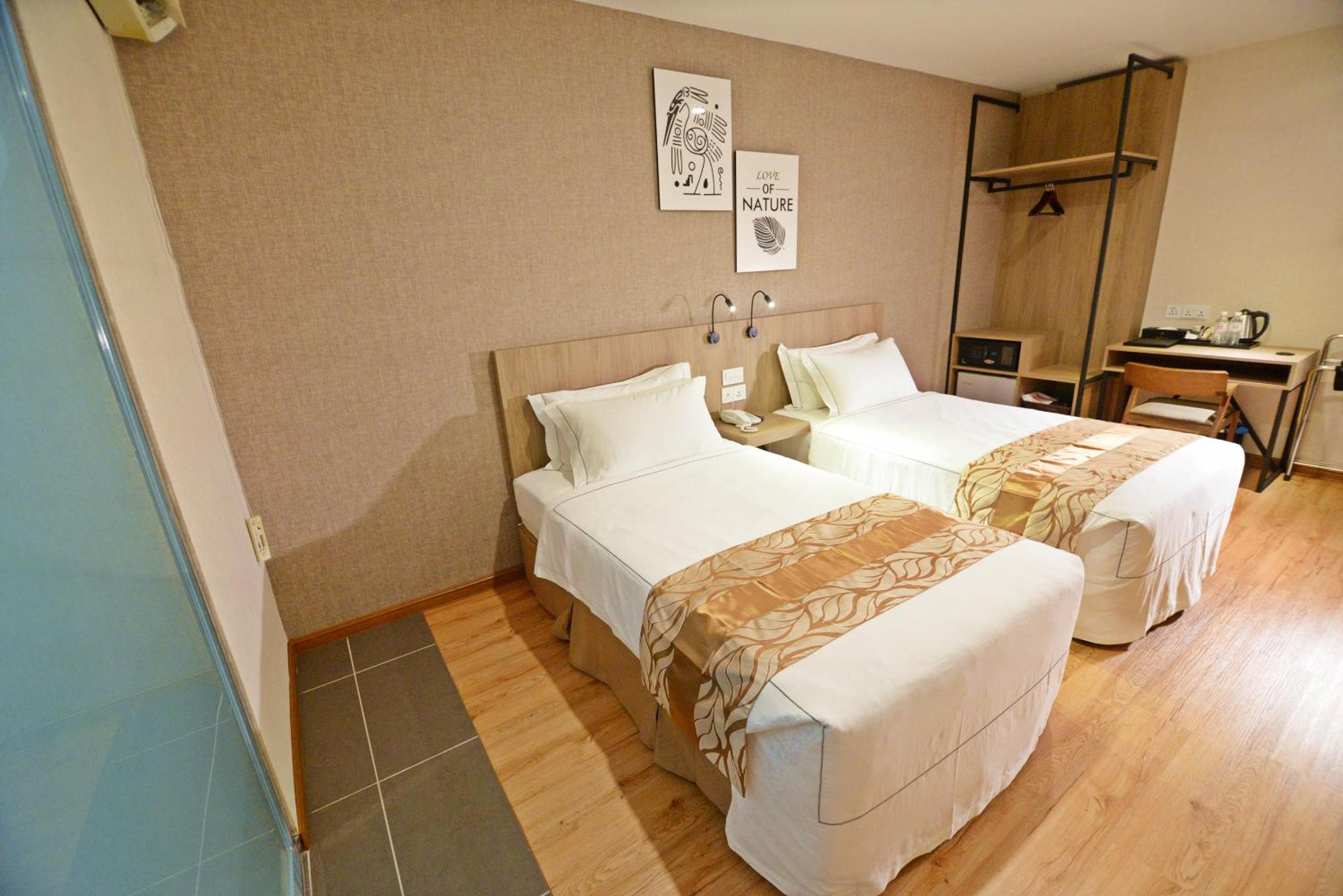 Twin Room with No Window - Photo 2