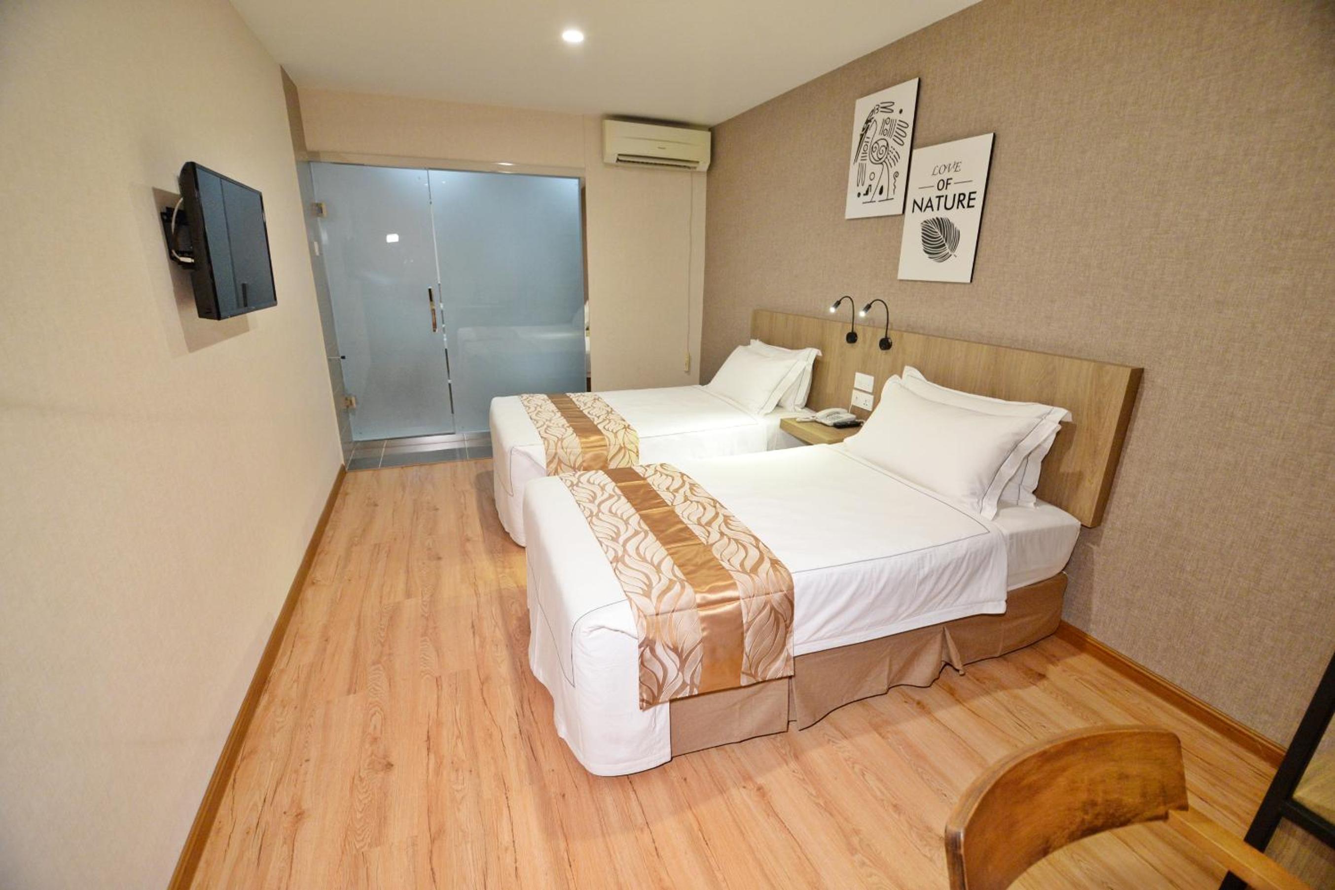 Twin Room with No Window - Photo 3