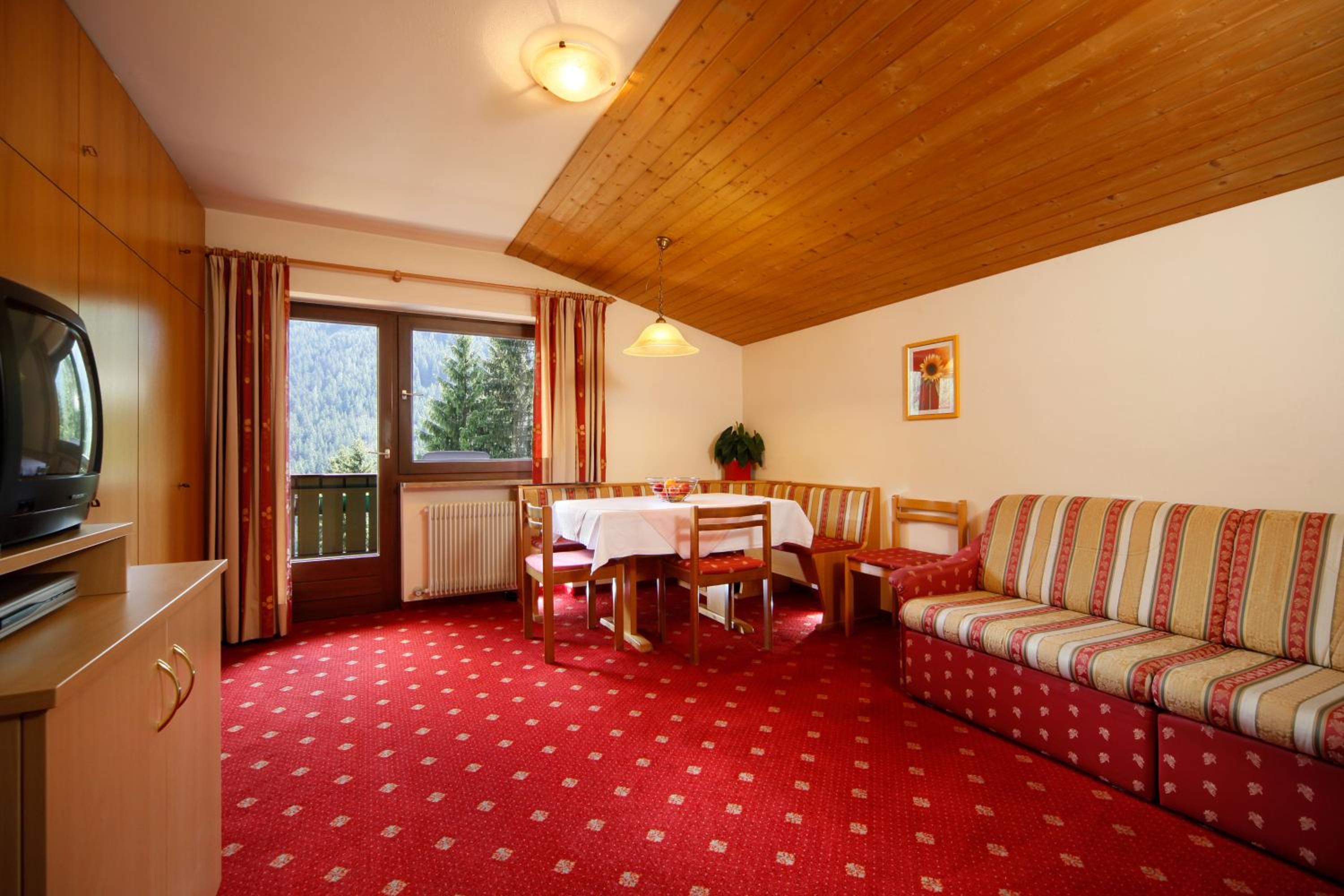 Apartment with Mountain View