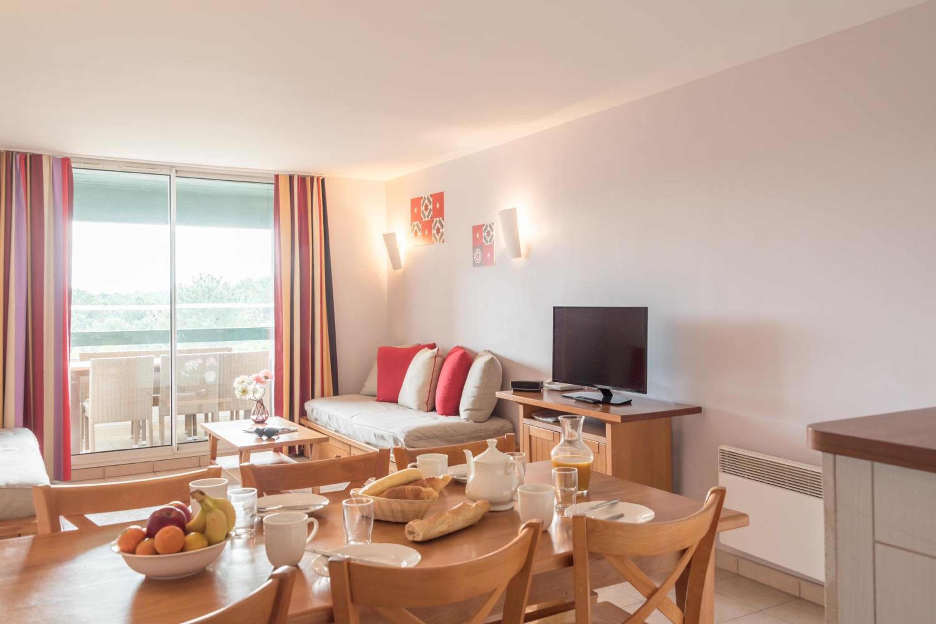 One-Bedroom Apartment with Sleeping Alcove (7 People) - Golf View