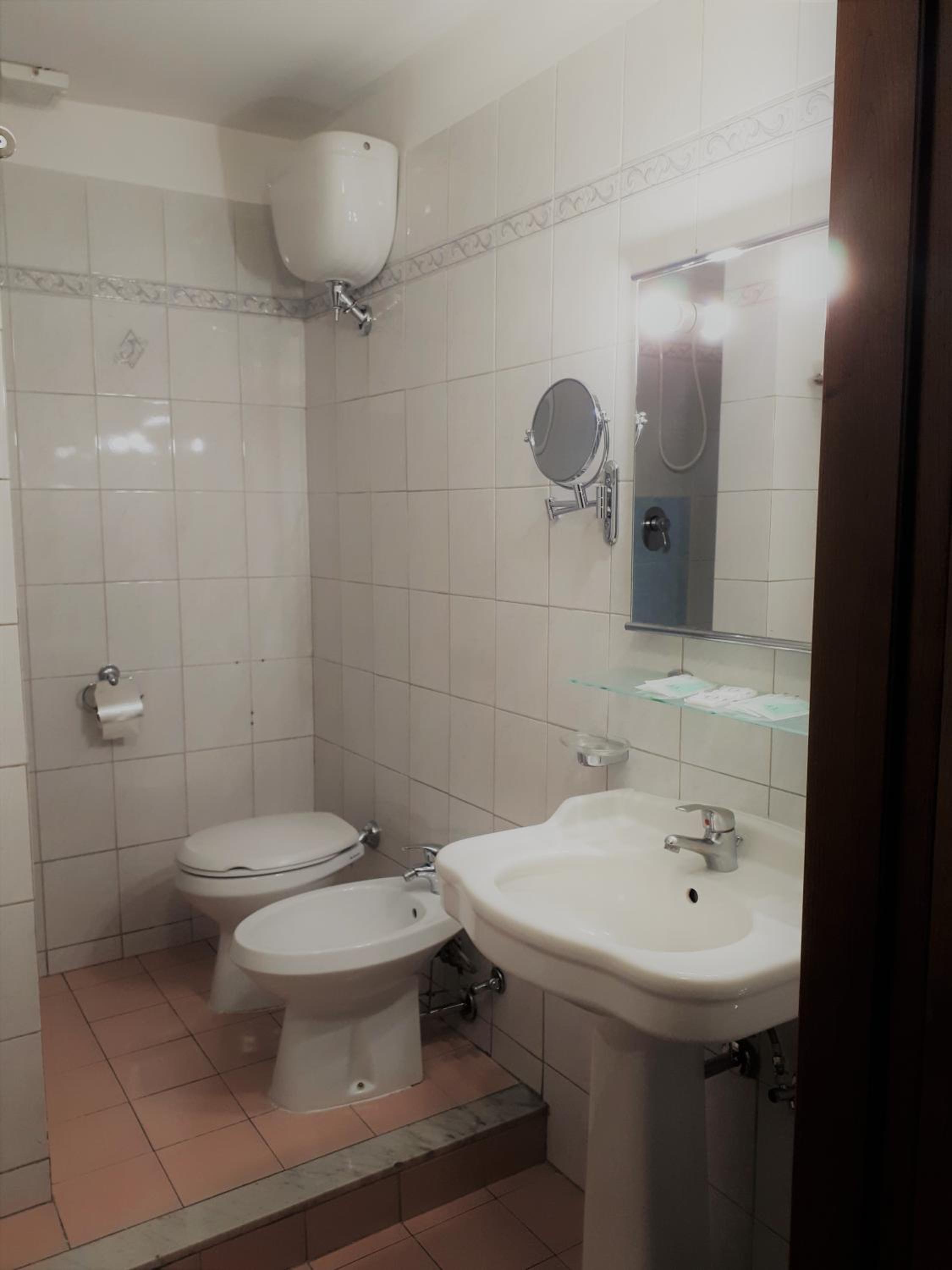 Double or Twin Room - Photo 11