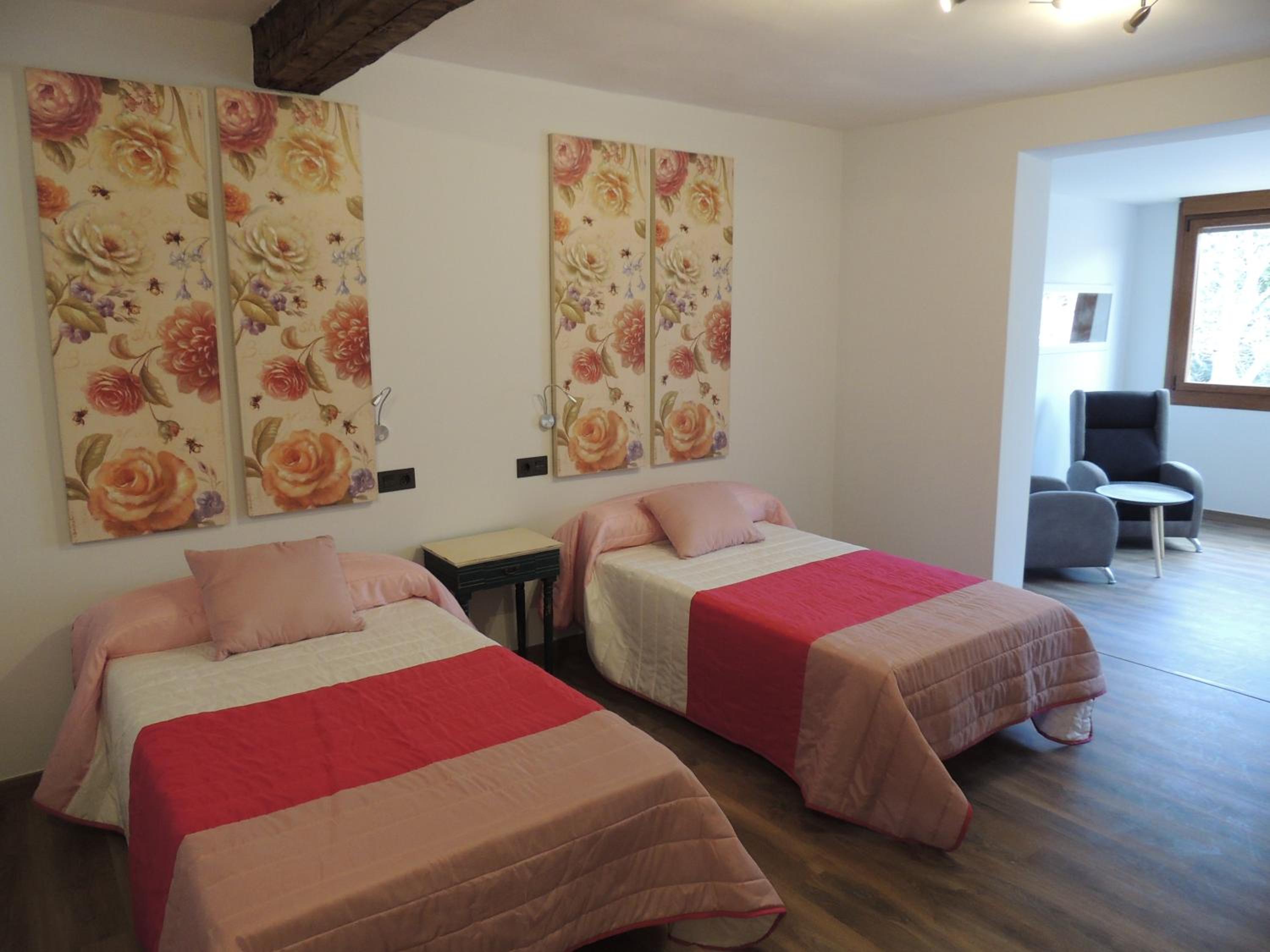 Quadruple Room with Private Bathroom - Photo 23