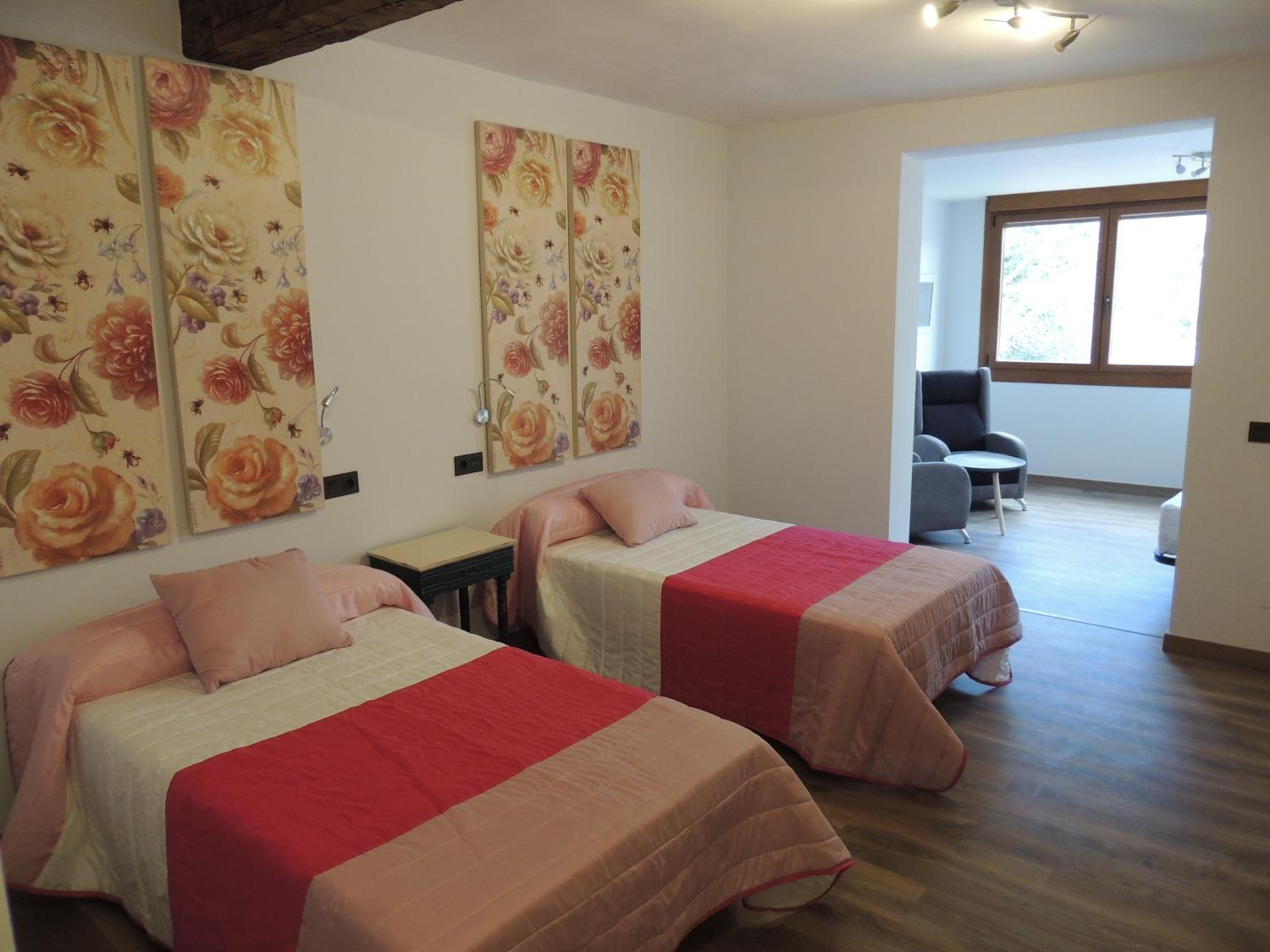 Quadruple Room with Private Bathroom - Photo 22