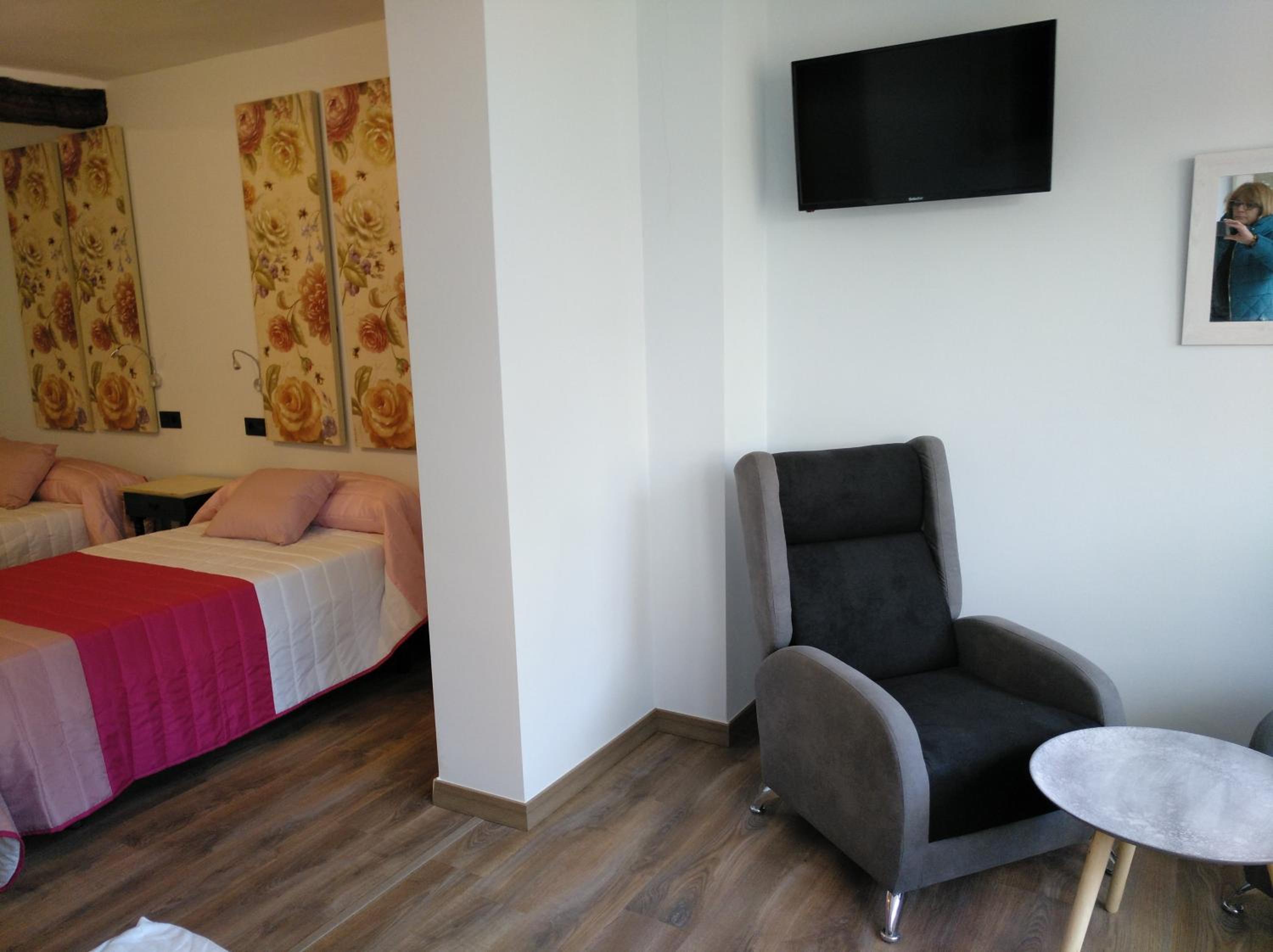 Quadruple Room with Private Bathroom - Photo 18