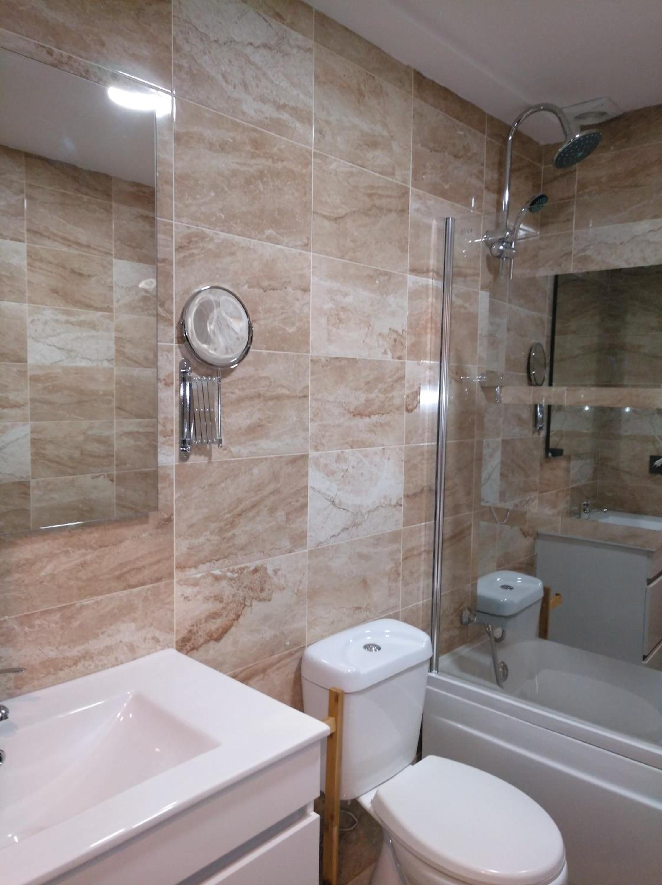 Quadruple Room with Private Bathroom - Photo 17