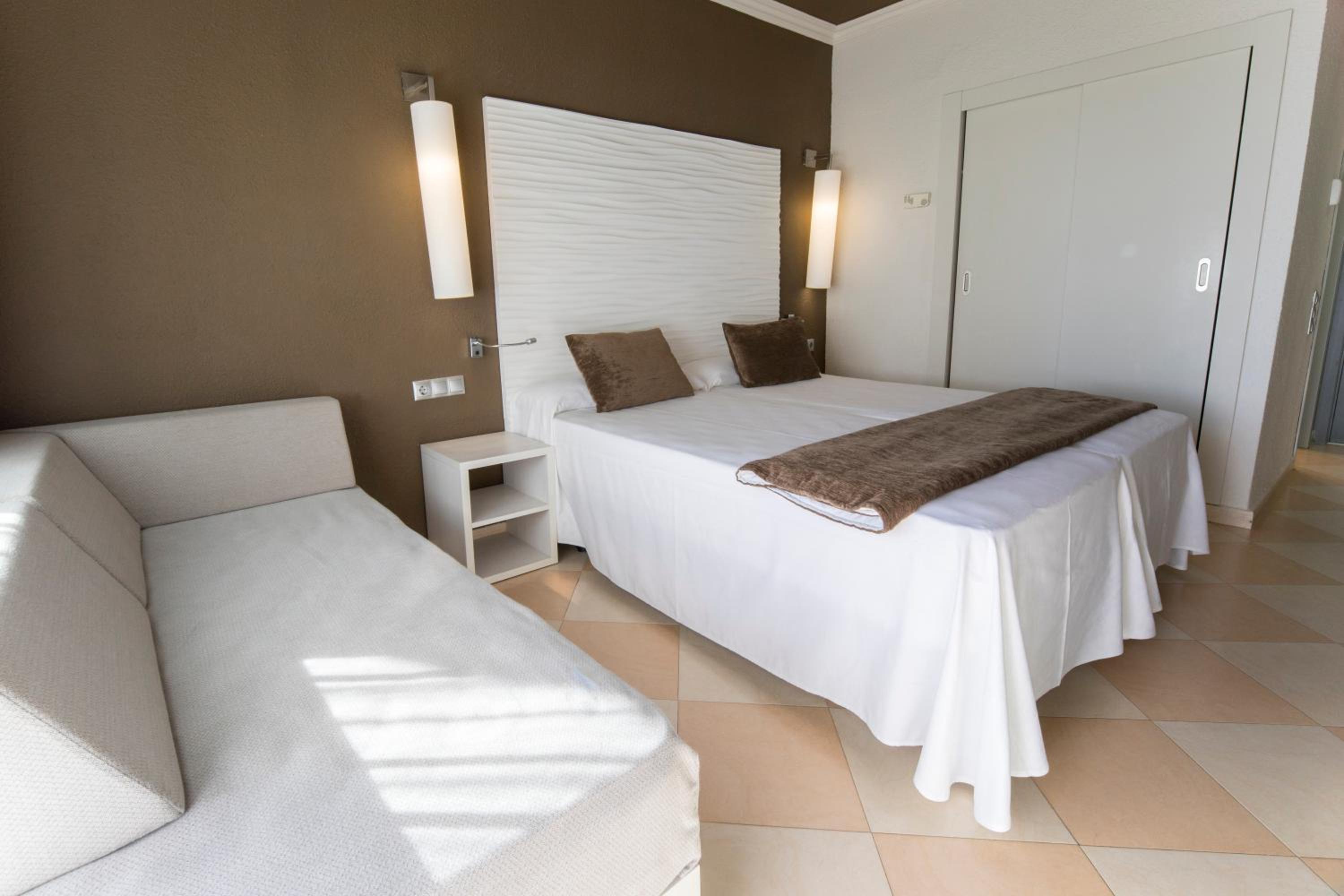 Double or Twin Room - Photo 11