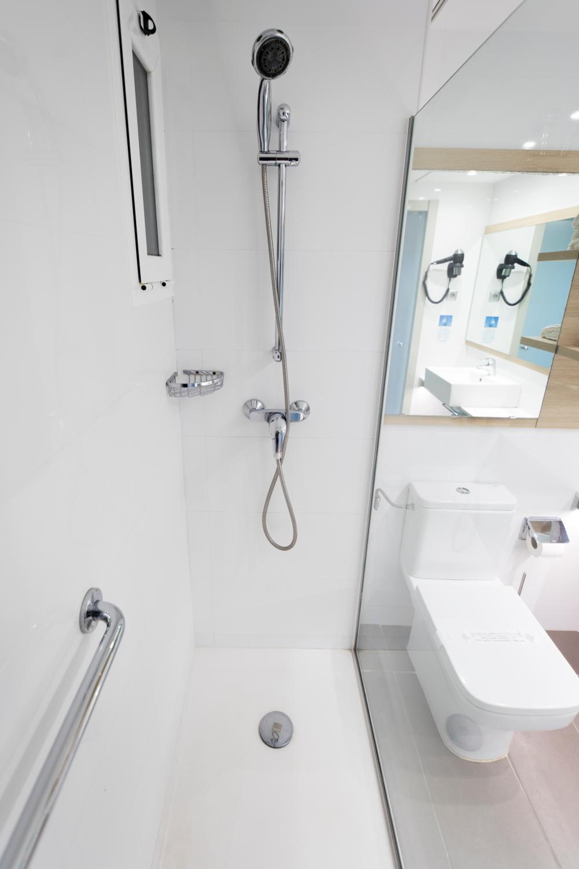 Double or Twin Room - Photo 13