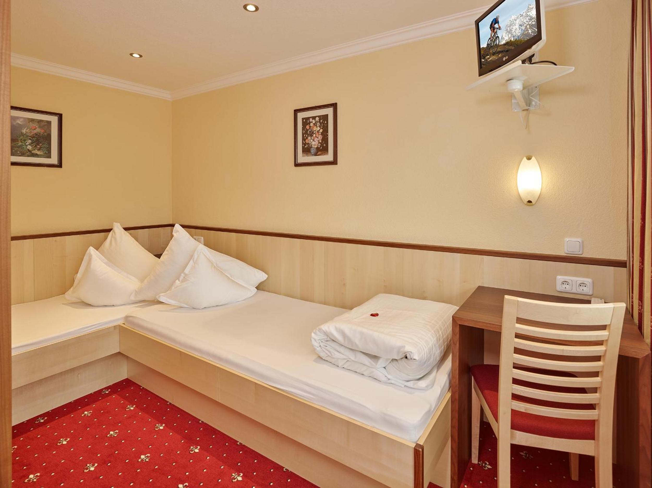 Family Room (2 Adults + 2 Children until 5 years old) photo 2